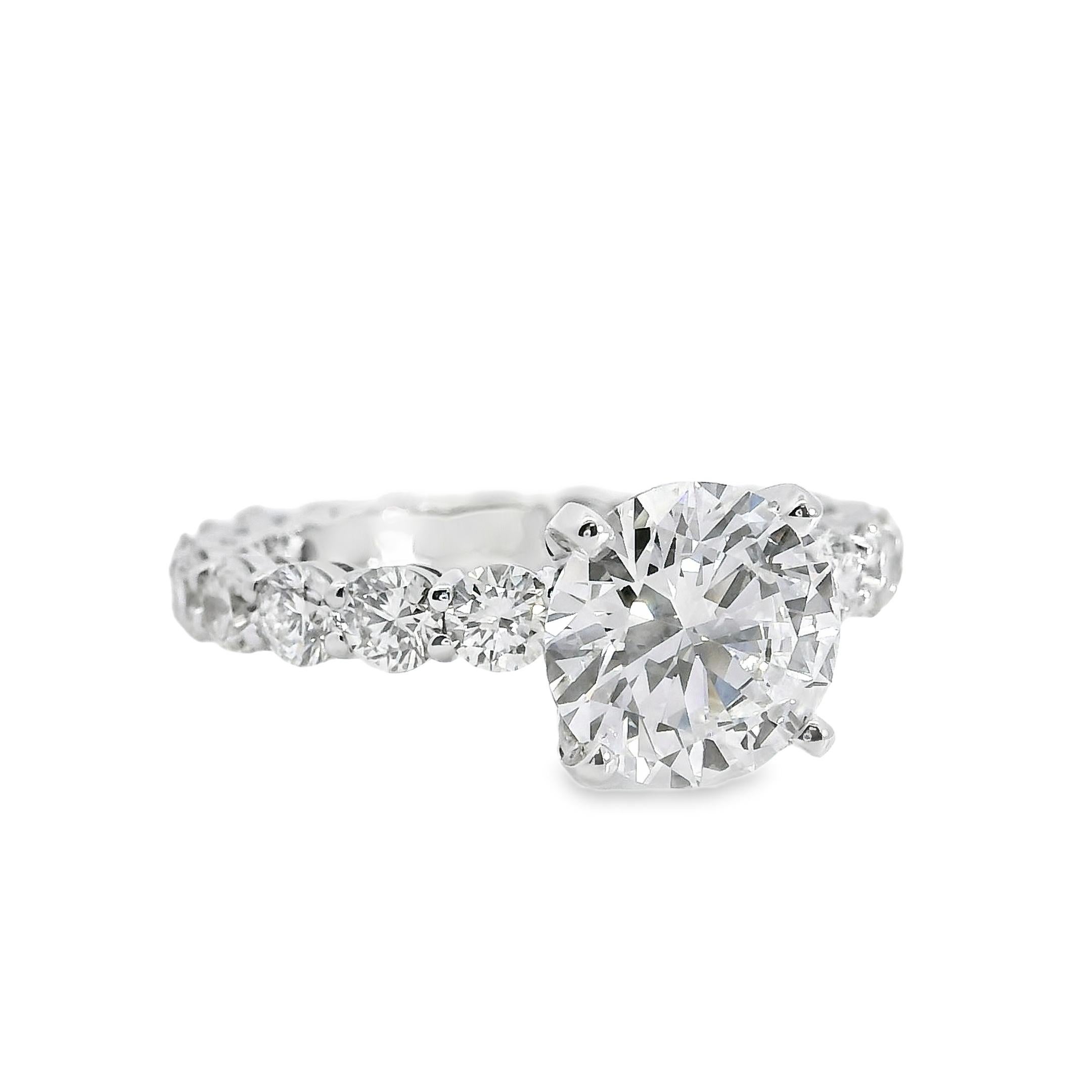 Bague de fiançailles en or blanc 18k 2.02ct Round Brilliant Natural Diamond en vente 10