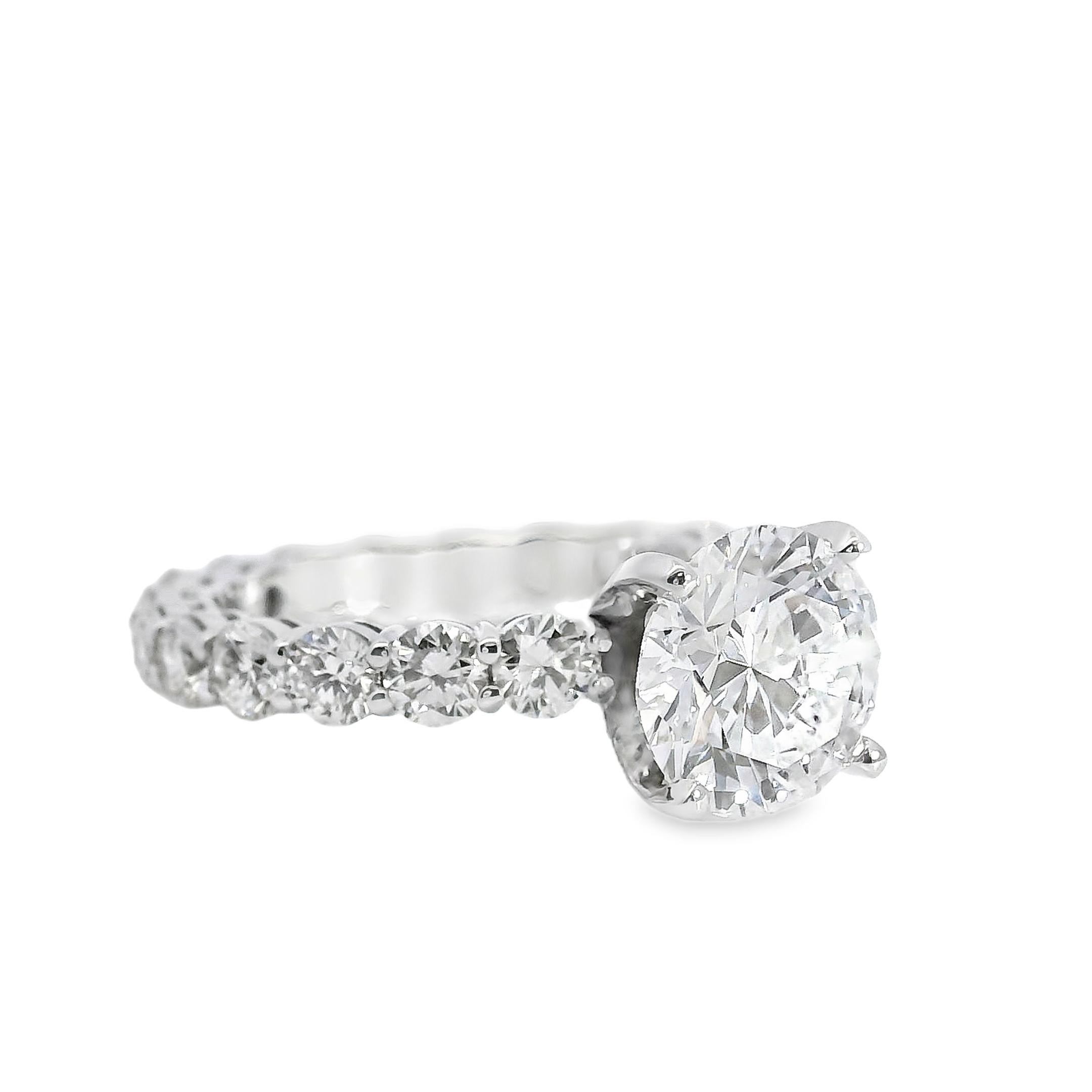 Bague de fiançailles en or blanc 18k 2.02ct Round Brilliant Natural Diamond en vente 11