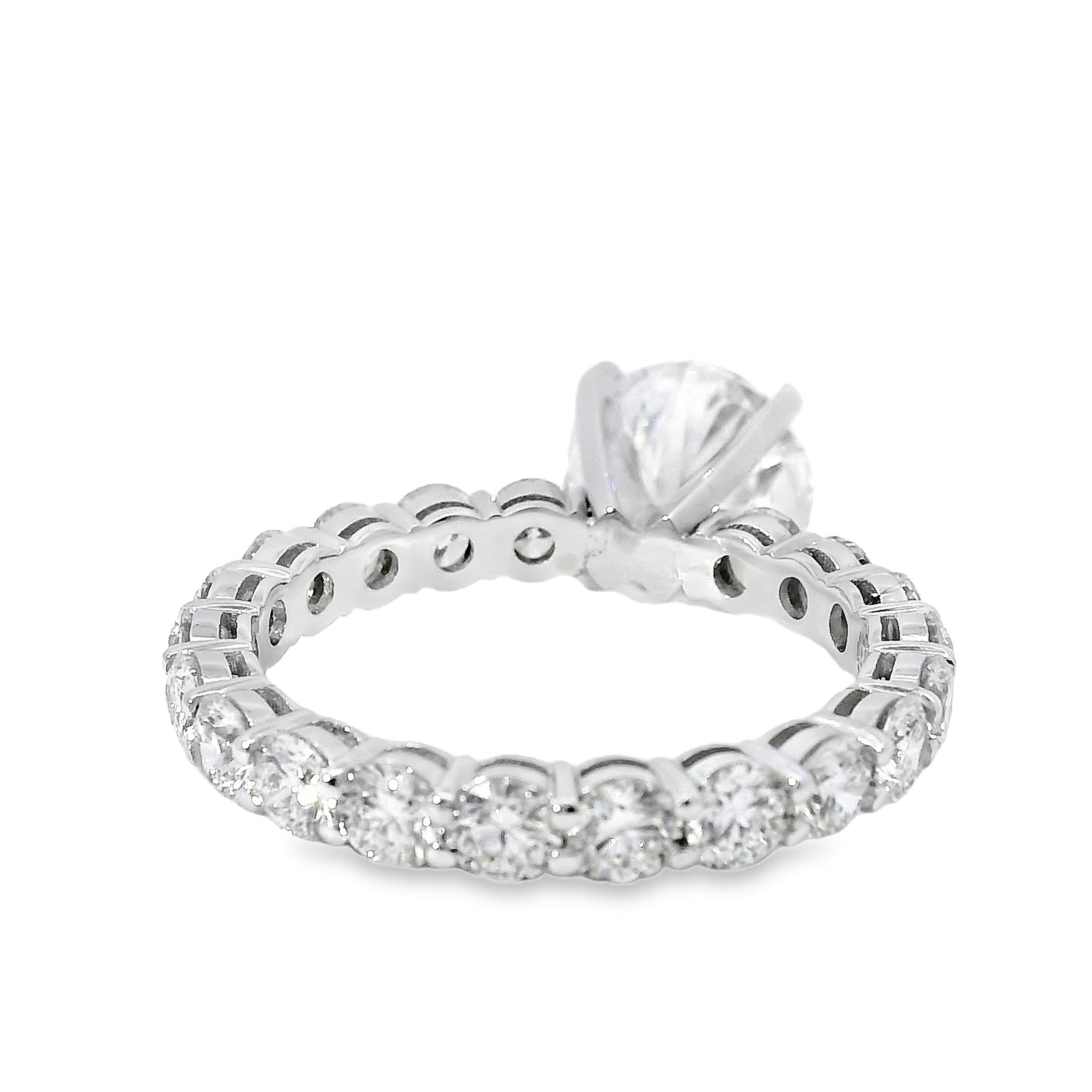 Bague de fiançailles en or blanc 18k 2.02ct Round Brilliant Natural Diamond en vente 3