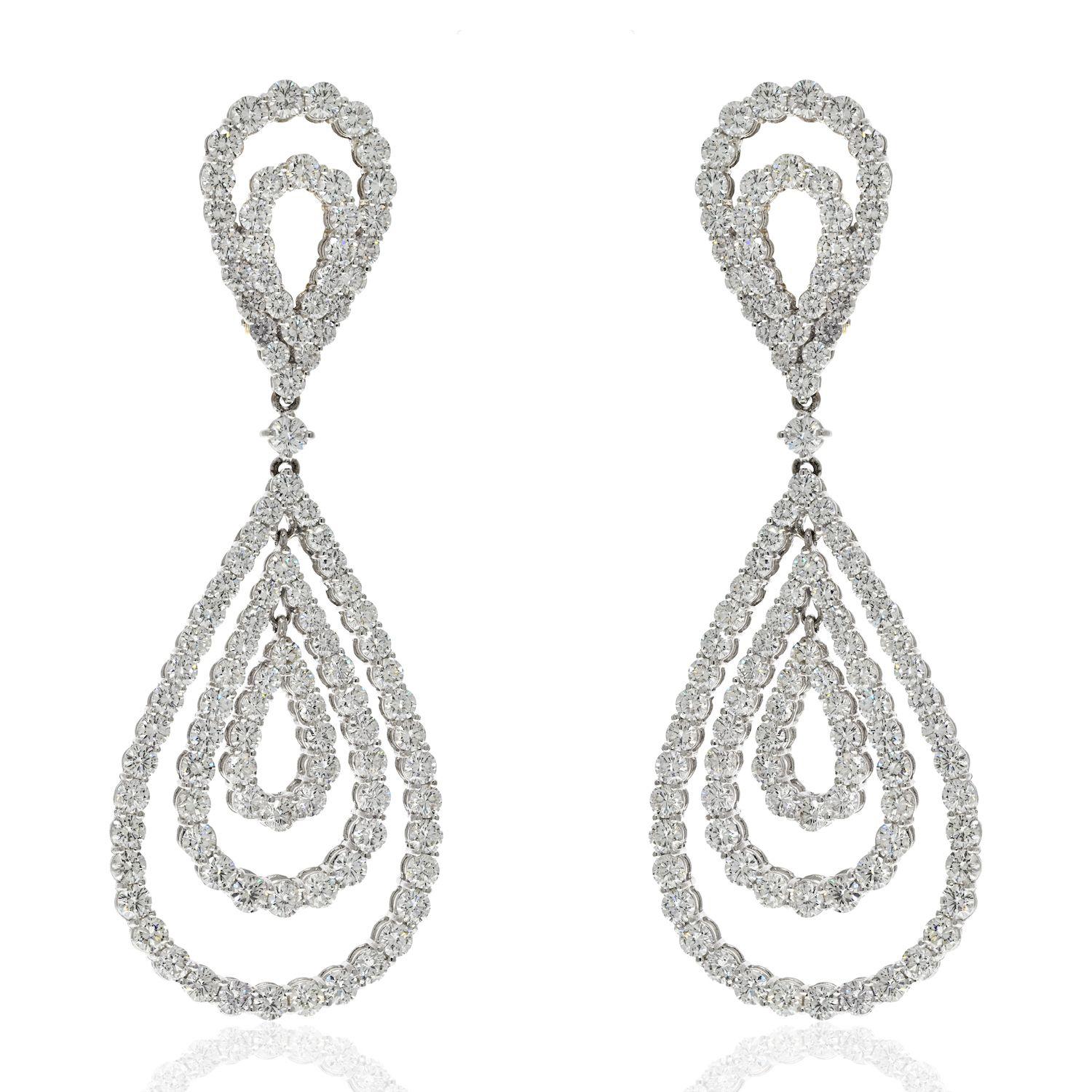 Round Cut 18K White Gold 21 Carat Diamond Chandelier Dangling Earrings For Sale