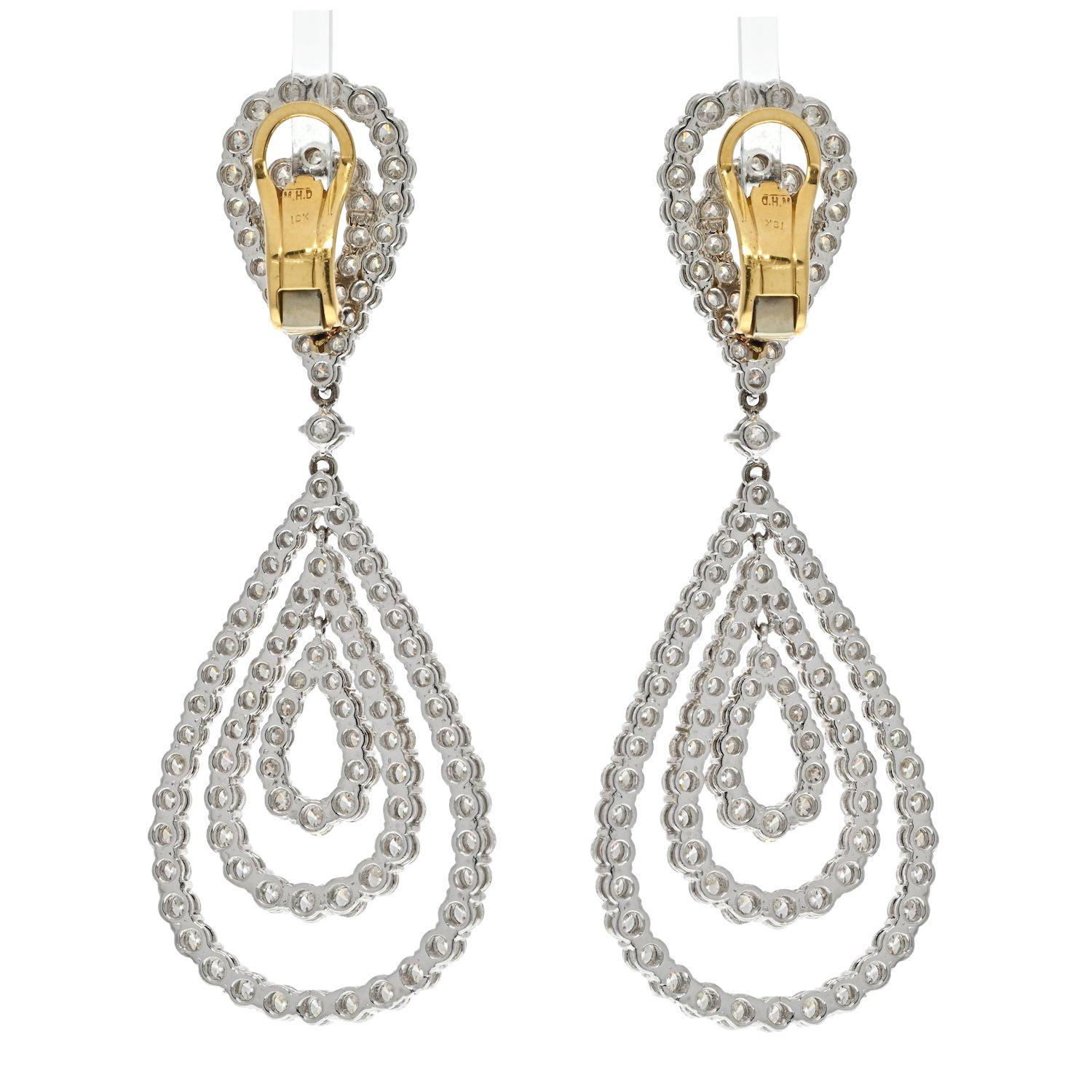 18K White Gold 21 Carat Diamond Chandelier Dangling Earrings In Excellent Condition For Sale In New York, NY