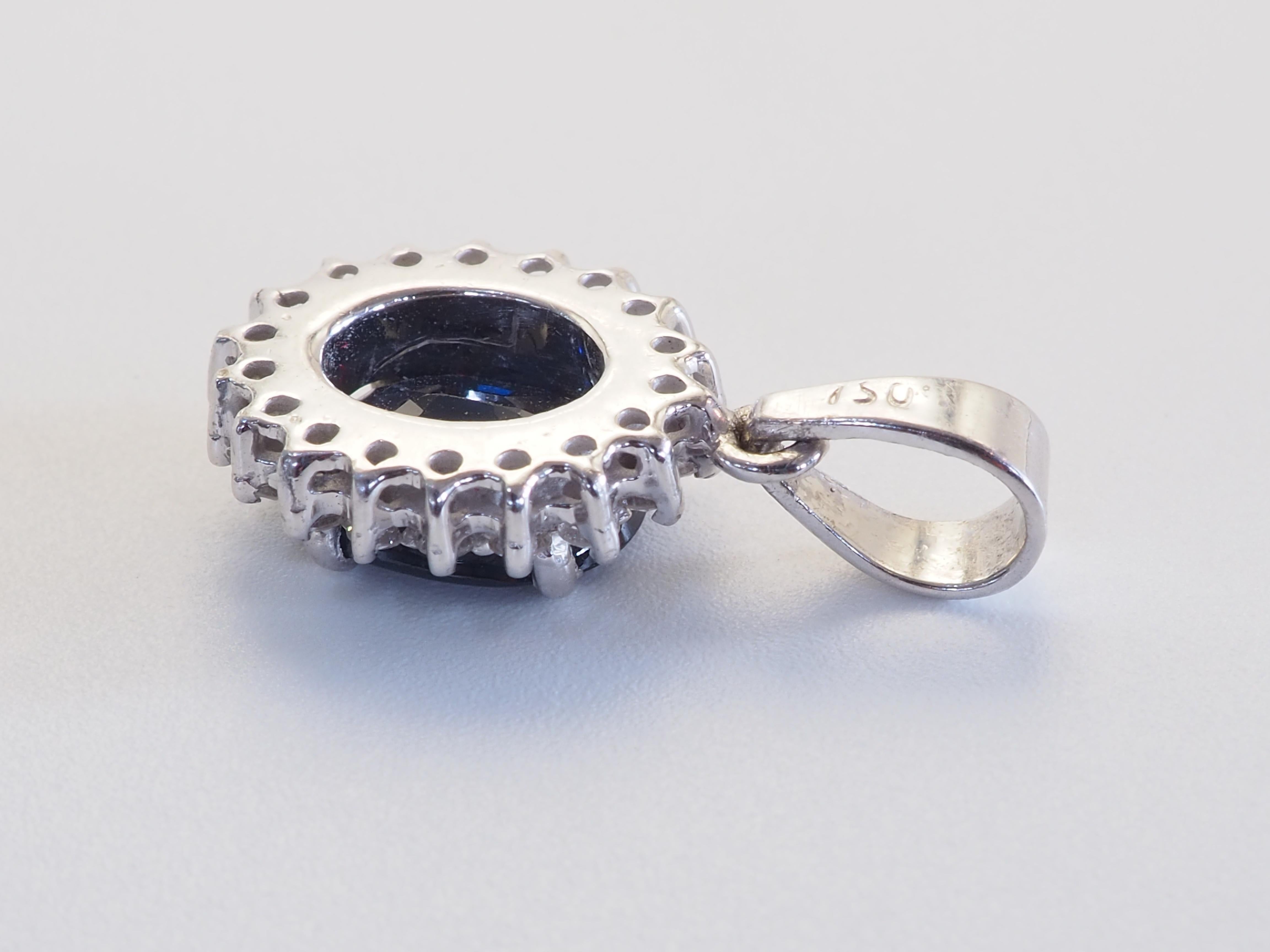 18K Weißgold 2,10ct Tiefblauer Saphir & 0,24ct Brillant Diamant Halo Anhänger für Damen oder Herren im Angebot