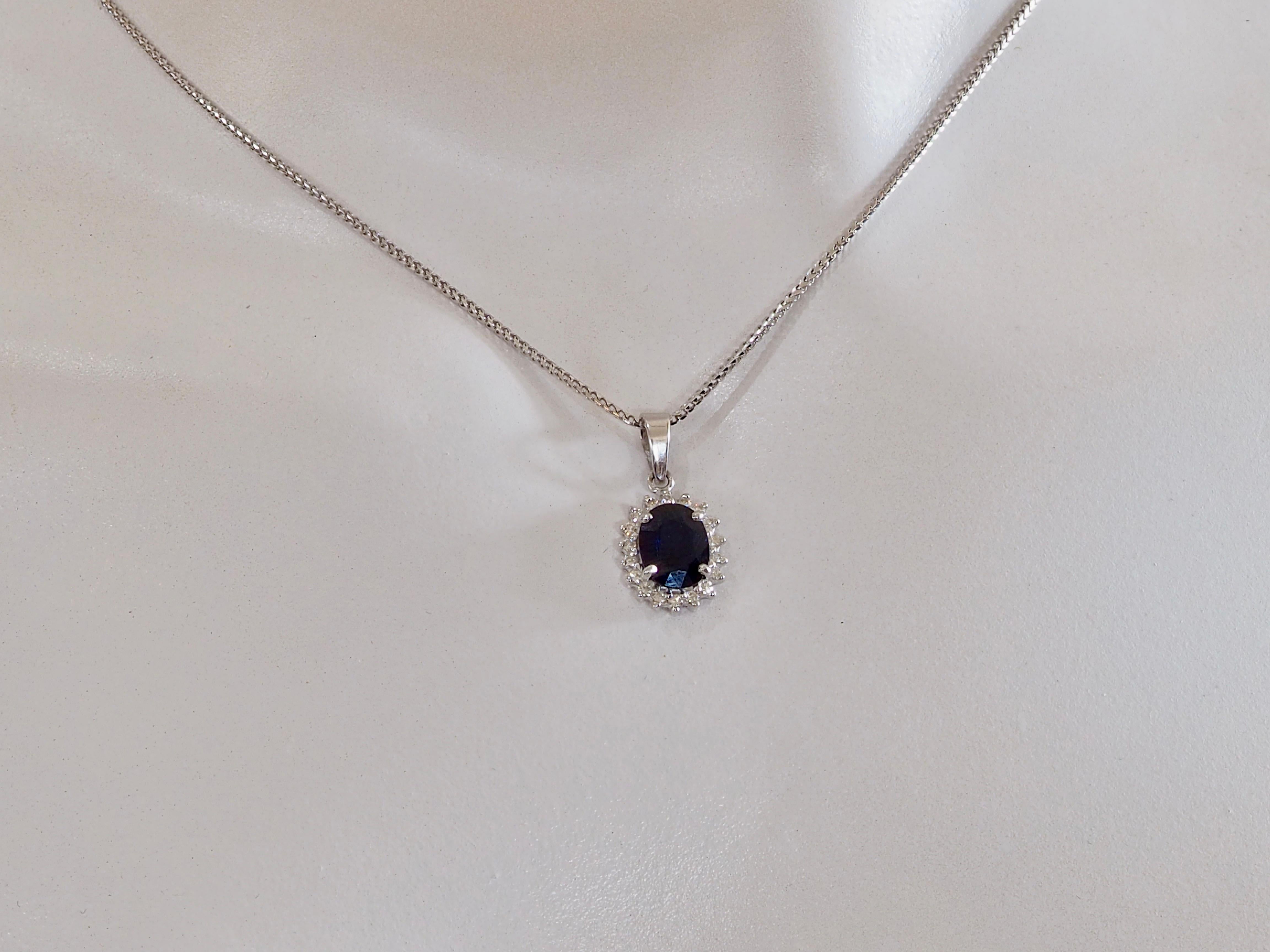 18K Weißgold 2,10ct Tiefblauer Saphir & 0,24ct Brillant Diamant Halo Anhänger im Angebot 1