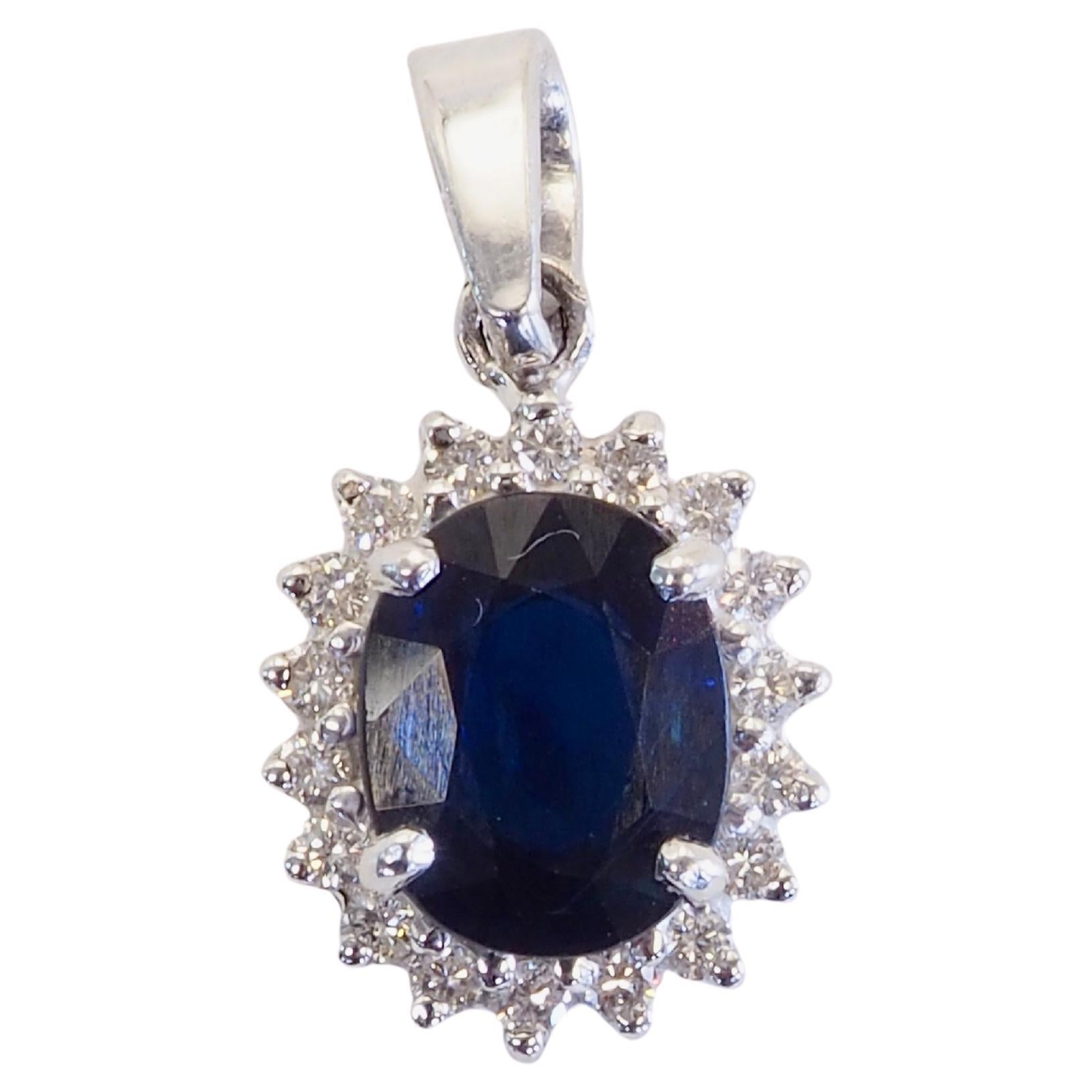 Pendentif Halo en or blanc 18 carats 2.10ct Deep Blue Sapphire 
0.24ct Brilliant Diamond