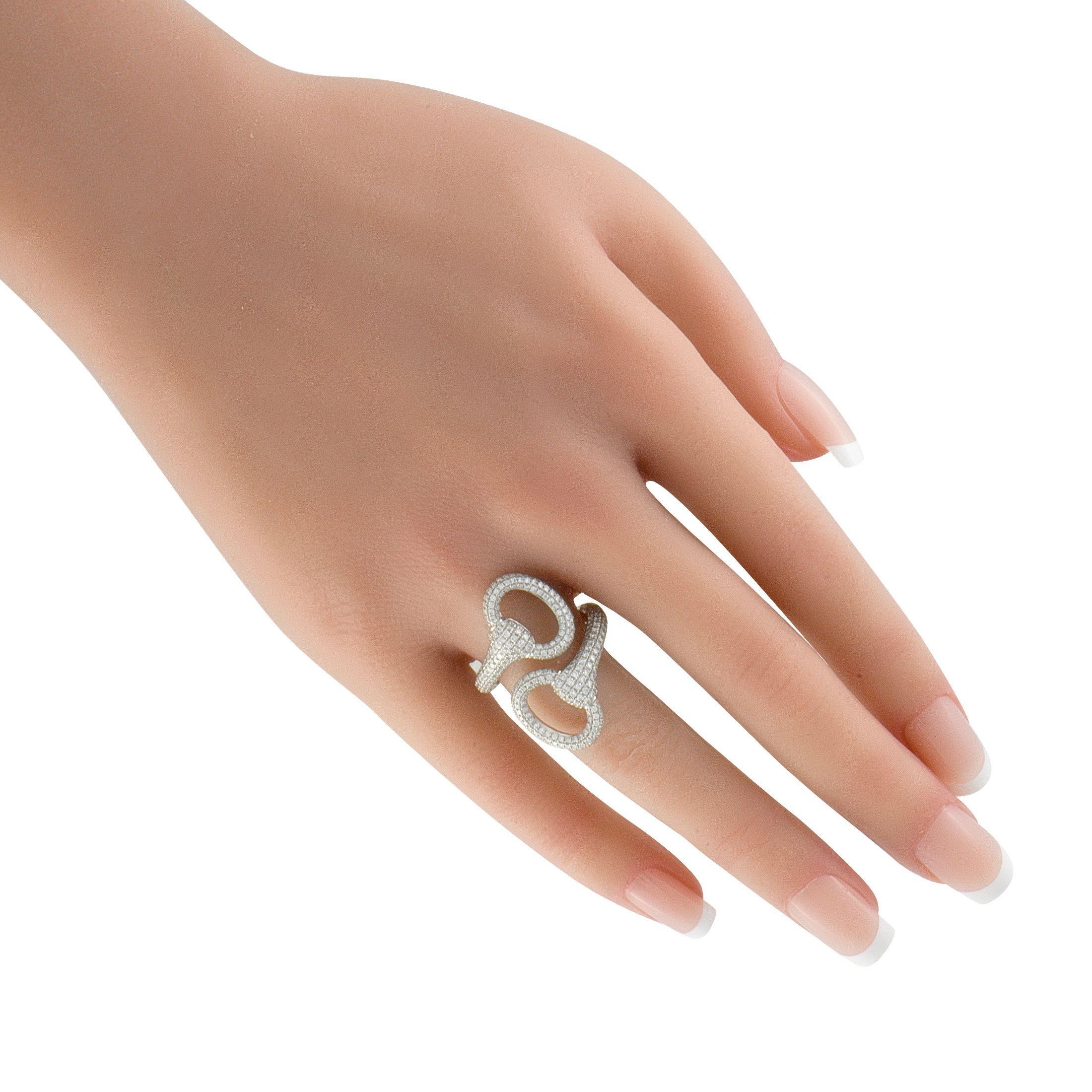 Taglio rotondo Anello con diamante in oro bianco 18 carati da 2,10 carati in vendita