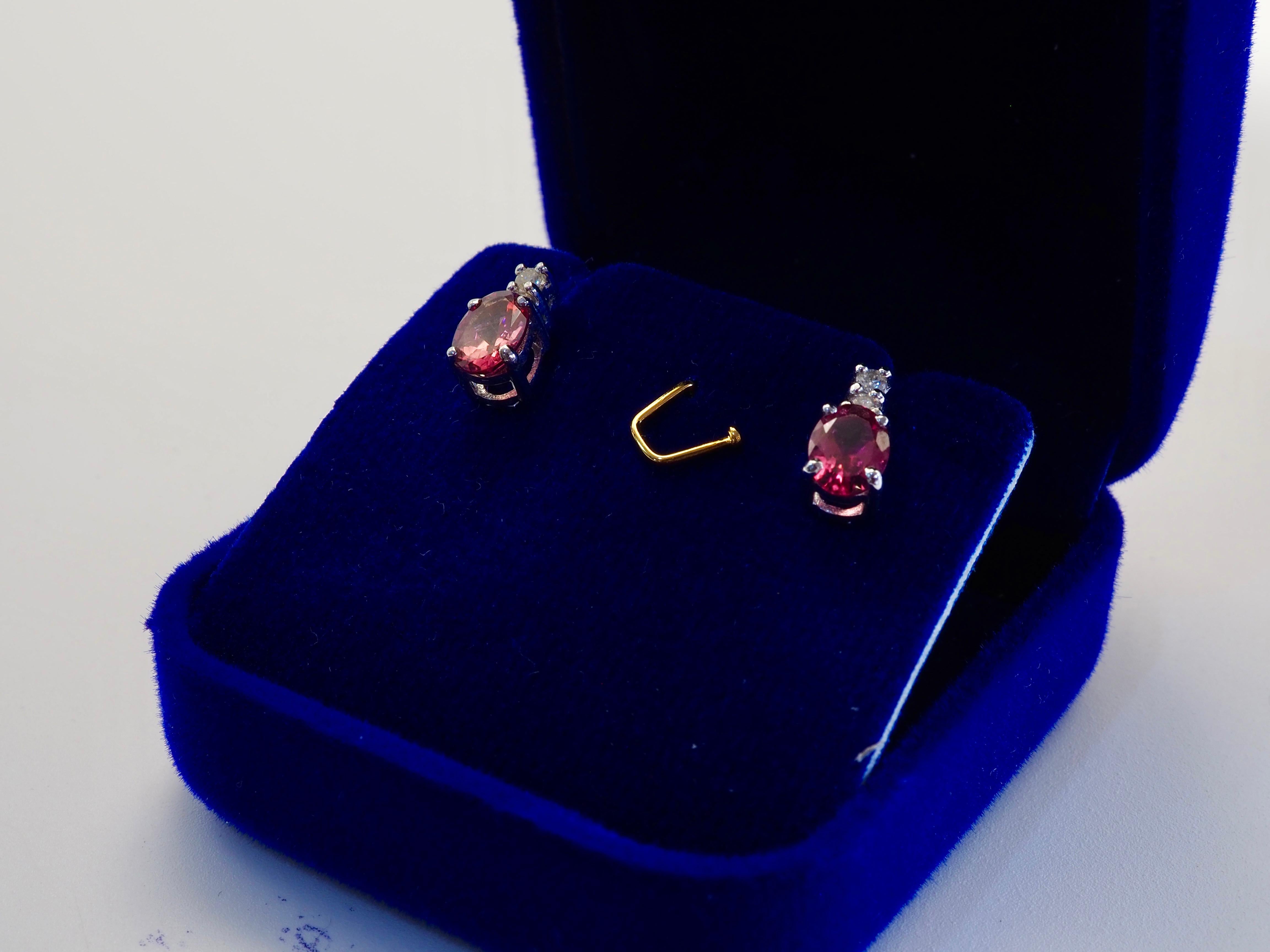 Pendiente de oro blanco de 18 quilates con turmalina rosa ovalada de 2,10 ct y diamante fino de 0,12 ct en venta 4