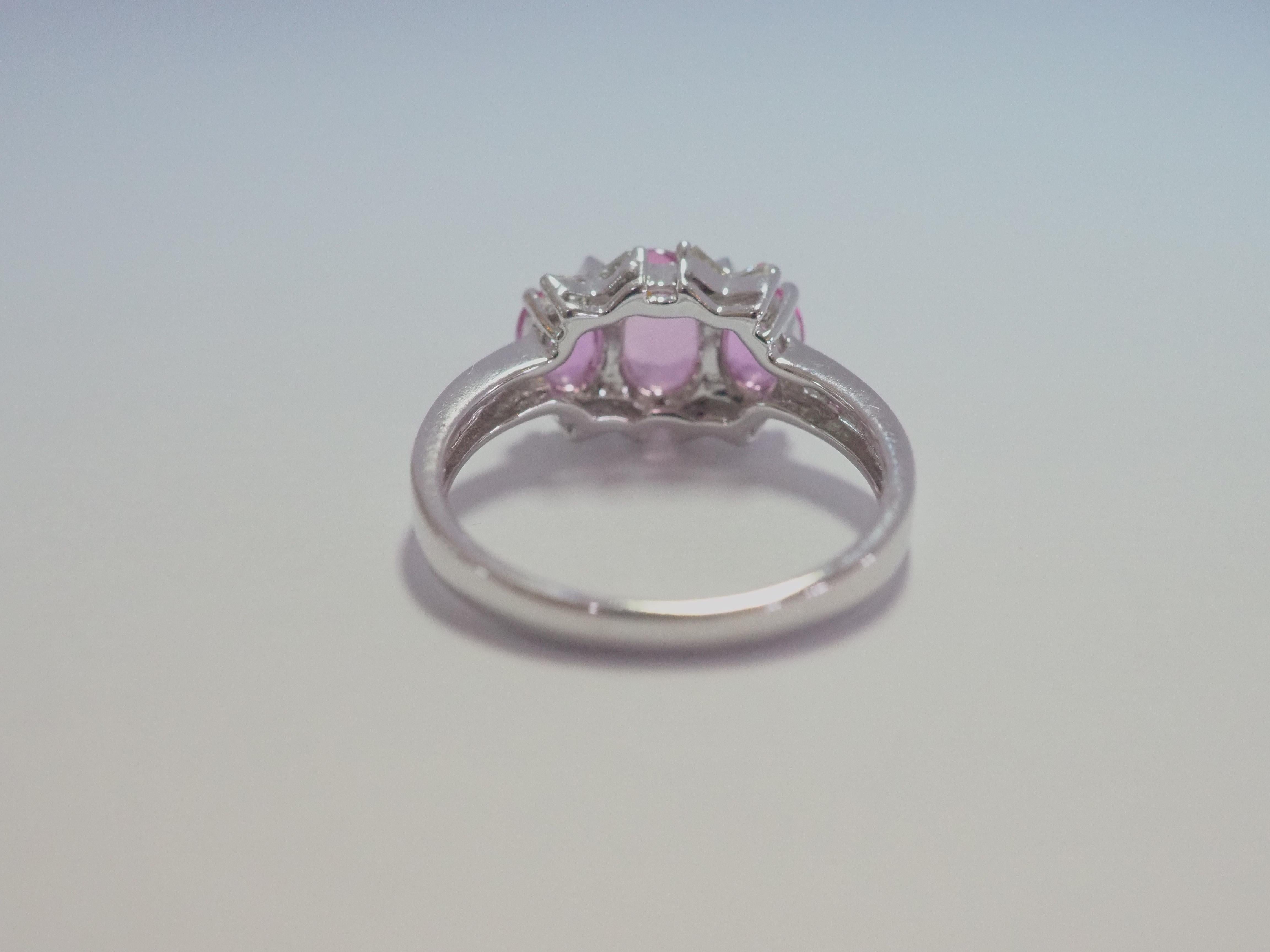18K White Gold 2.10ct Three Pink Sapphires & 0.10ct Baguette Diamond Ring In New Condition For Sale In เกาะสมุย, TH