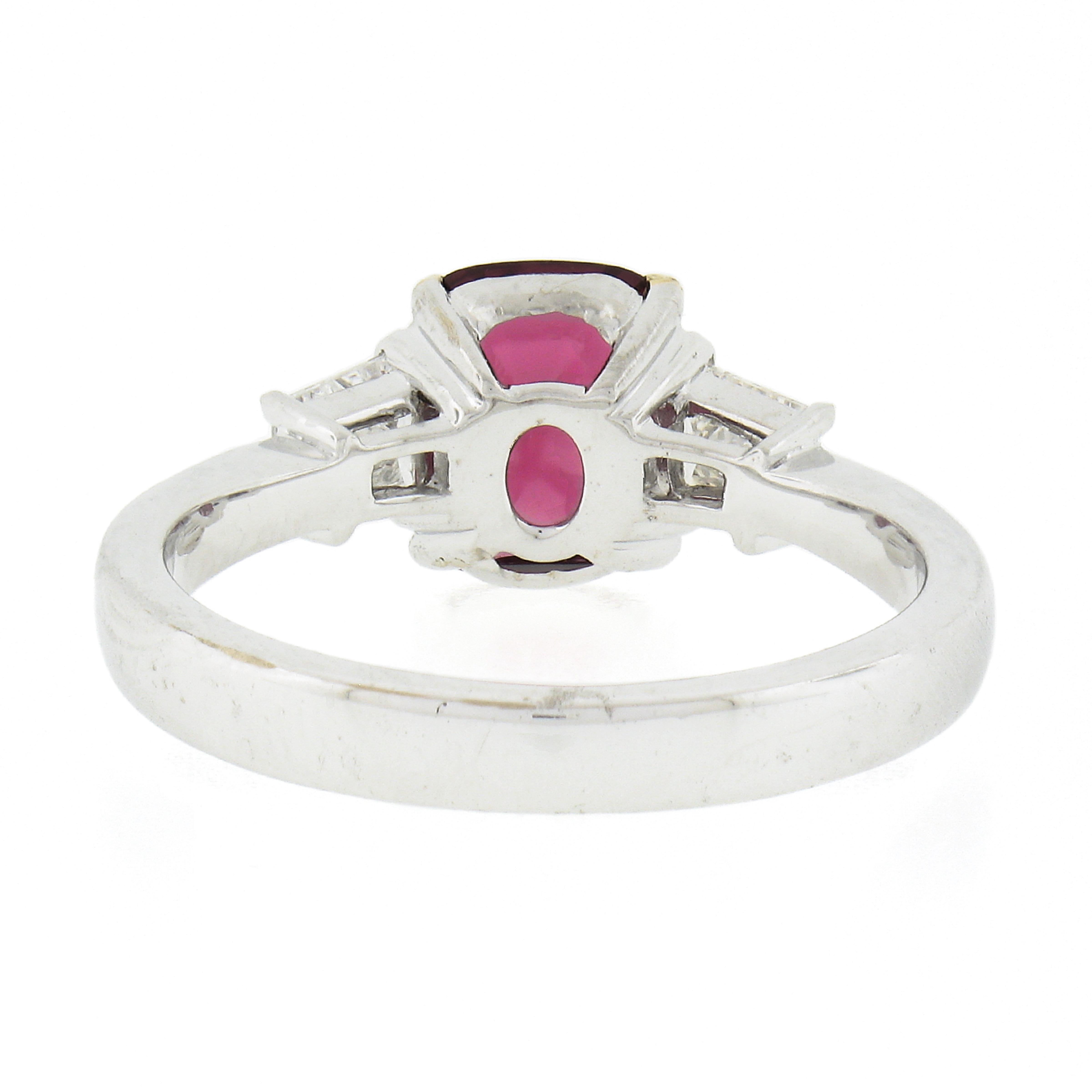 18 Karat Weißgold 2,13 Karat GIA unbehandelter roter Spinell & Baguette-Diamantring mit Kissenschliff im Angebot 4