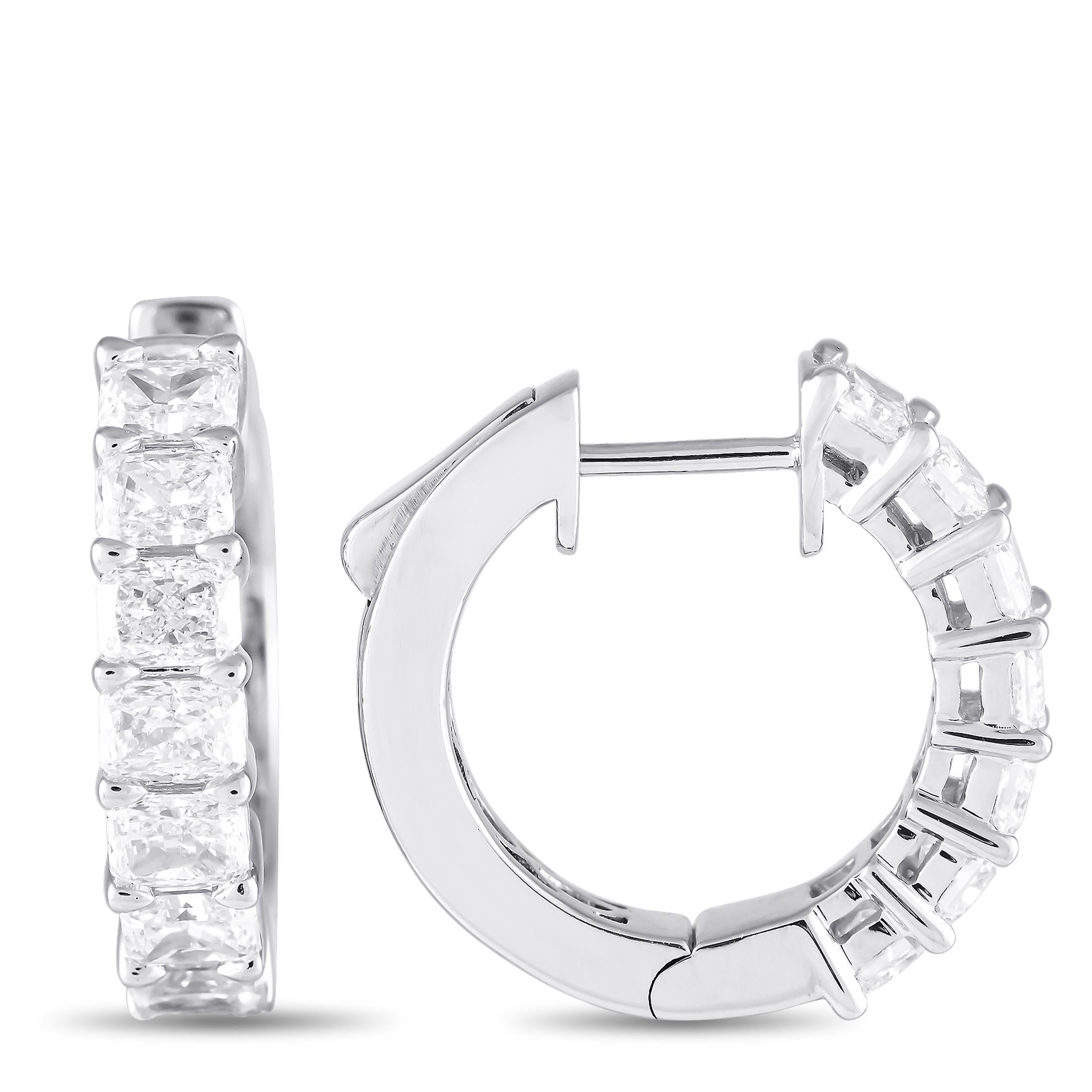 These huggie hoops in white gold are small enough to be suitable for daily wear. They feature 2.15 carats of radiant-cut diamonds mounted on an east-west setting on shared prongs, offering superb brilliance that attracts without being overbearing.