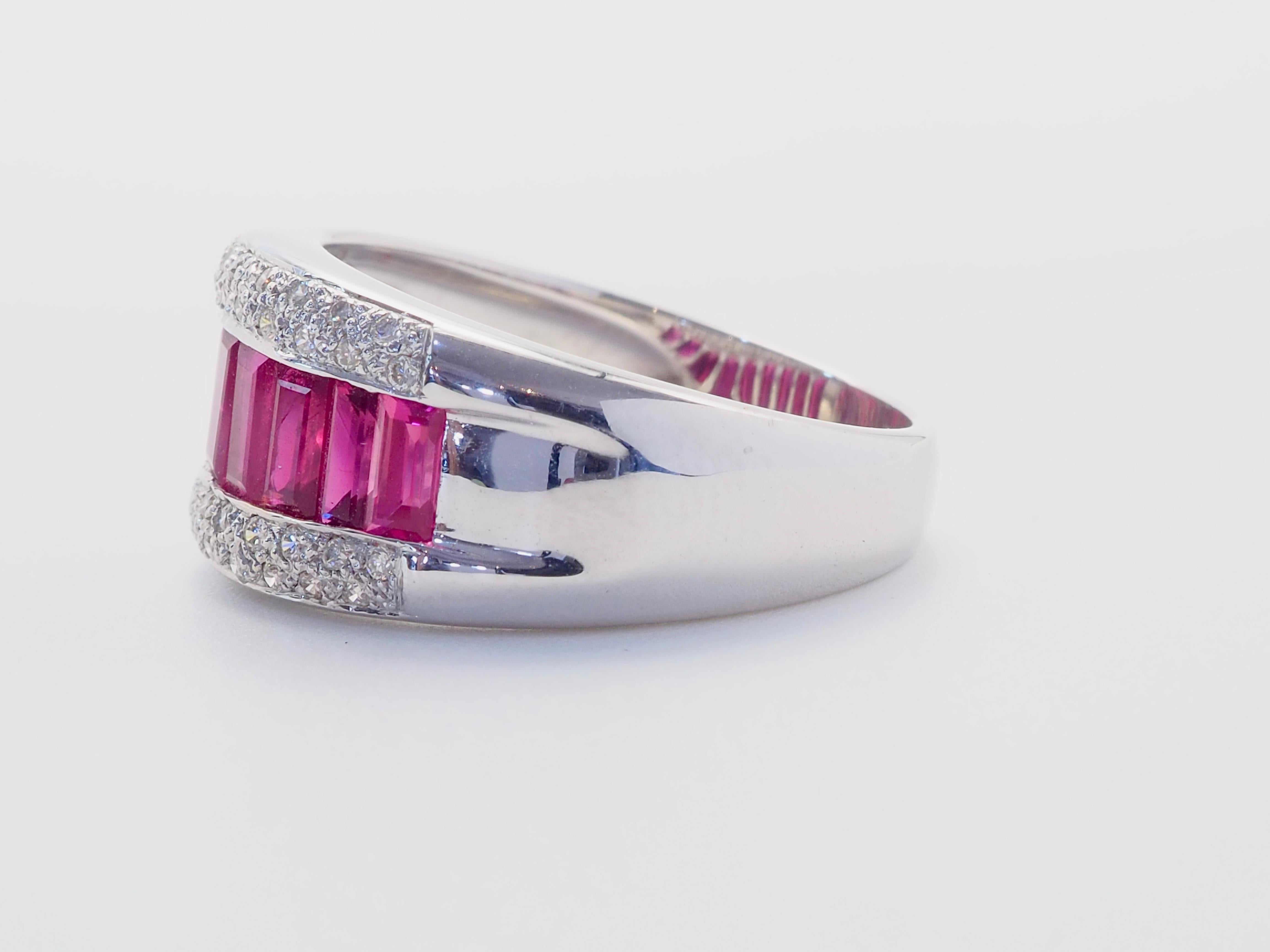 Erleben Sie zeitlose Eleganz mit diesem exquisiten Ring aus 18 Karat Weißgold mit 2,15 Karat rosafarbenen Rubinen im Baguetteschliff, gepaart mit 0,22 Karat funkelnden runden Diamanten. Die harmonischen Kanal- und Pavé-Fassungen schaffen eine