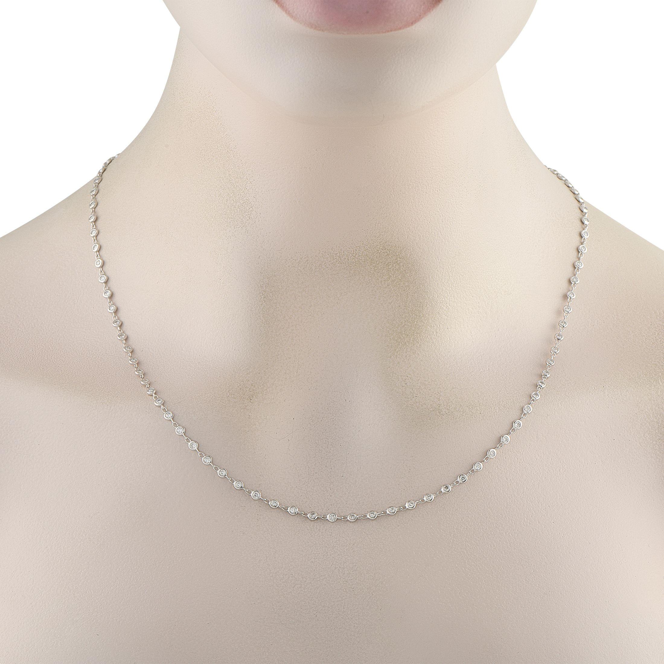 Questa collana è ideale per chi ha un'estetica minimalista. Elegante e incredibilmente versatile, una serie di diamanti incastonati con un peso totale di 2,15 carati lo rendono semplicemente indimenticabile. Realizzato in oro bianco 18 carati,