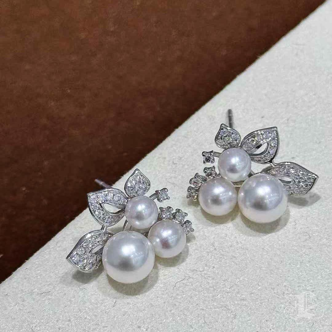 【Vine Symphony】Botanical Cluster Aurora Akoya Perlen & Diamant Ohrringe im Angebot 2