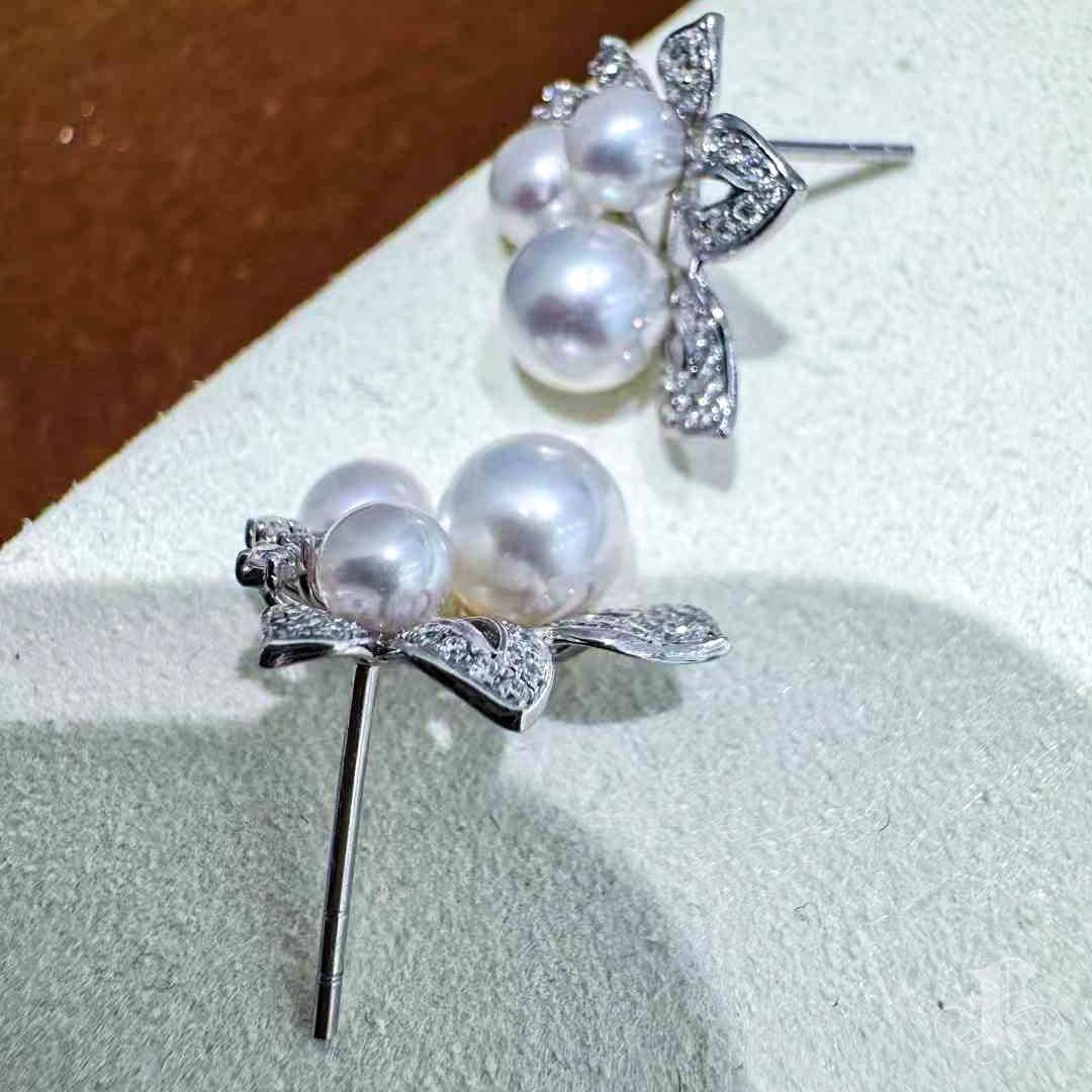 【Vine Symphony】Botanical Cluster Aurora Akoya Perlen & Diamant Ohrringe im Angebot 3