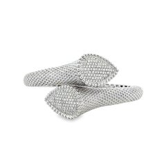 Bracciale rigido in oro bianco 18k con pavé di diamanti taglio brillante rotondo per un totale di 2,17 carati