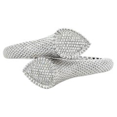 Bracciale rigido in oro bianco 18k con pavé di diamanti taglio brillante rotondo per un totale di 2,17 carati