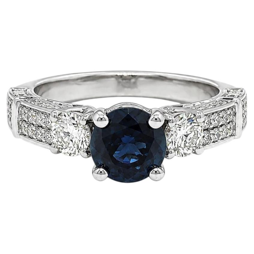 Bague de fiançailles en or blanc 18 carats, sertie d'un saphir bleu rond et de diamants d'un poids total de 2,1 carats