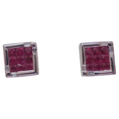 Clous d'oreilles en or blanc 18 carats avec rubis carré de 2,21 carats et diamants baguettes de 0,18 carat