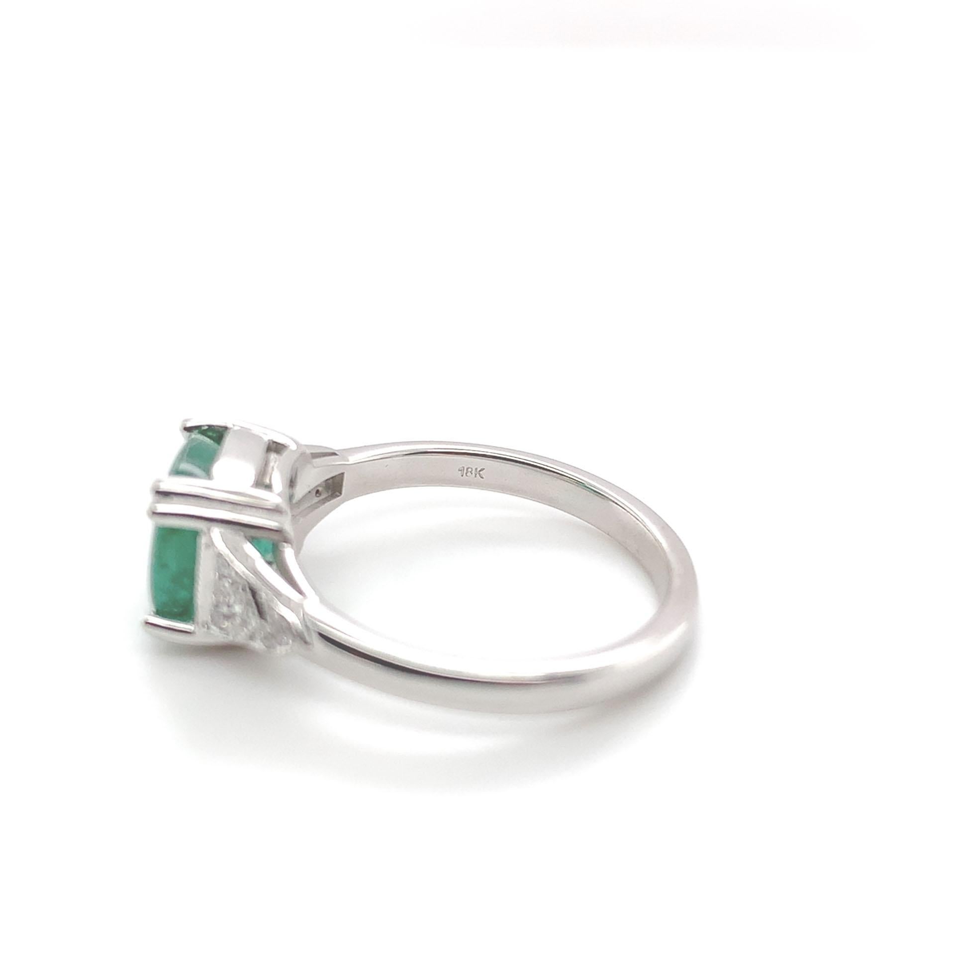 18K White Gold 2.23 carat Emerald and Diamond Ring size 6.5 For Sale 2