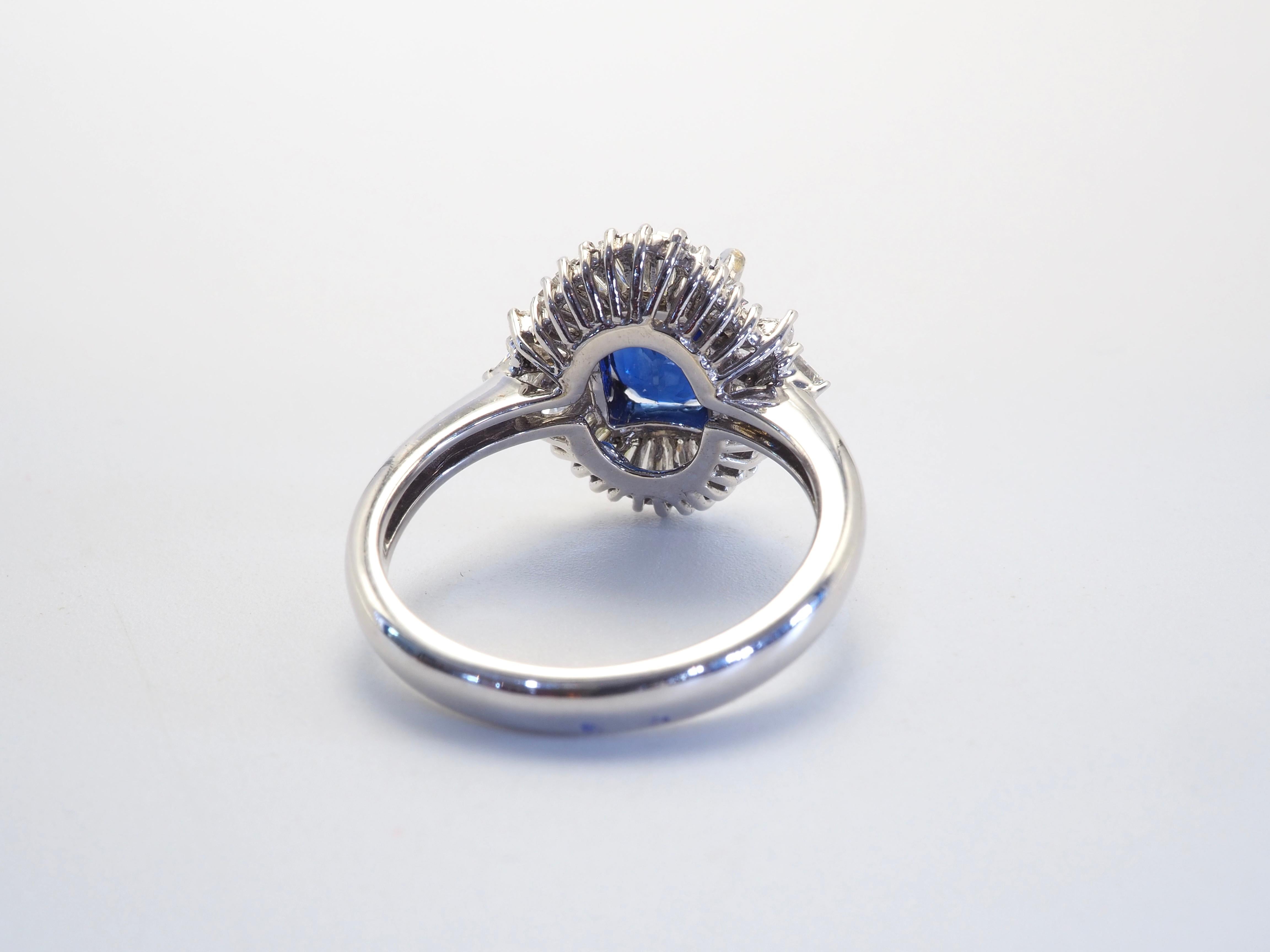 Oval Cut 18K White Gold 2.25ct Blue Sapphire & 0.74ct Diamond Cocktail Ring For Sale