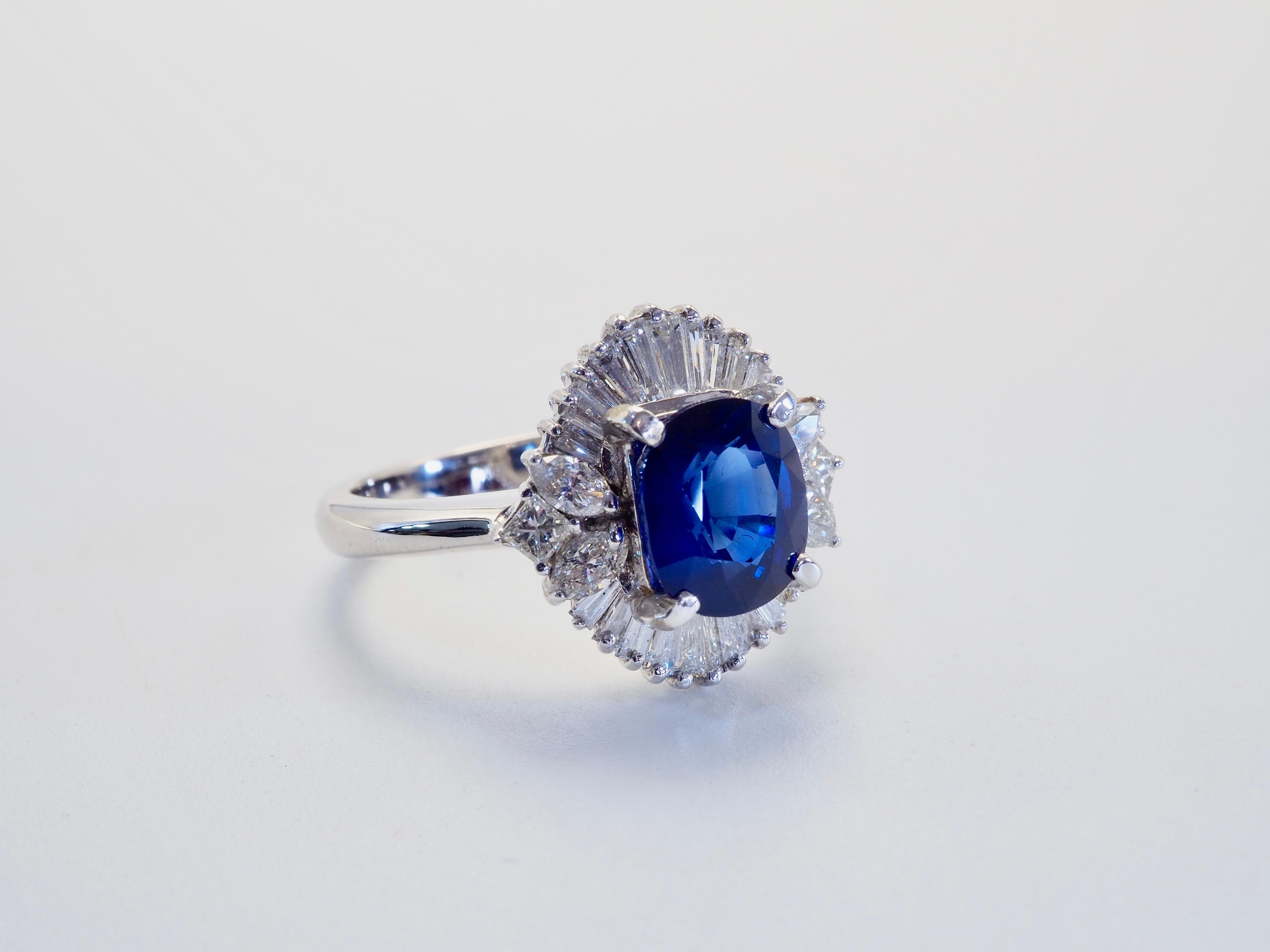 18K White Gold 2.25ct Blue Sapphire & 0.74ct Diamond Cocktail Ring In New Condition For Sale In เกาะสมุย, TH