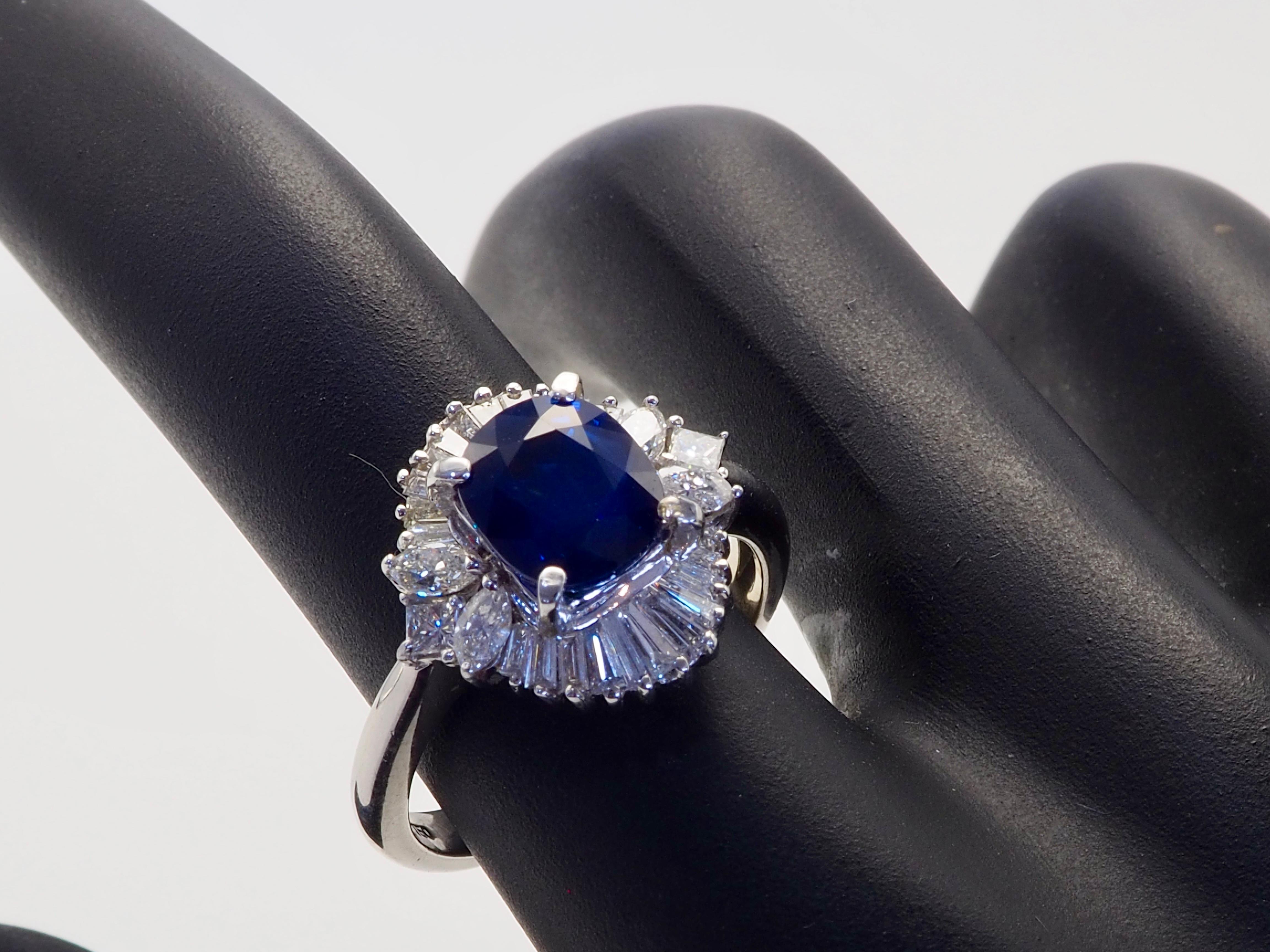 18K White Gold 2.25ct Blue Sapphire & 0.74ct Diamond Cocktail Ring For Sale 3