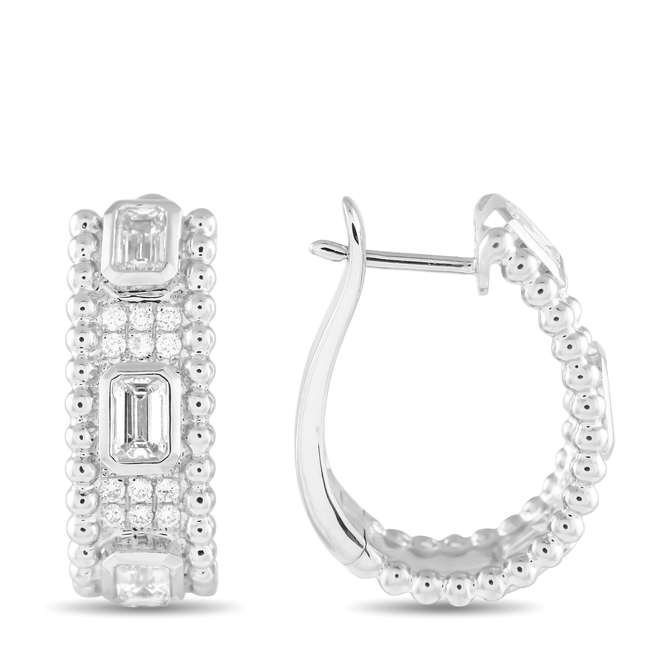 L'éclat, la brillance et le style sont tous présents dans cette paire de boucles d'oreilles en or blanc. Les arceaux sont conçus avec des bords perlés et un fermoir à charnière. Entre la bordure perlée se trouvent six diamants ronds soigneusement