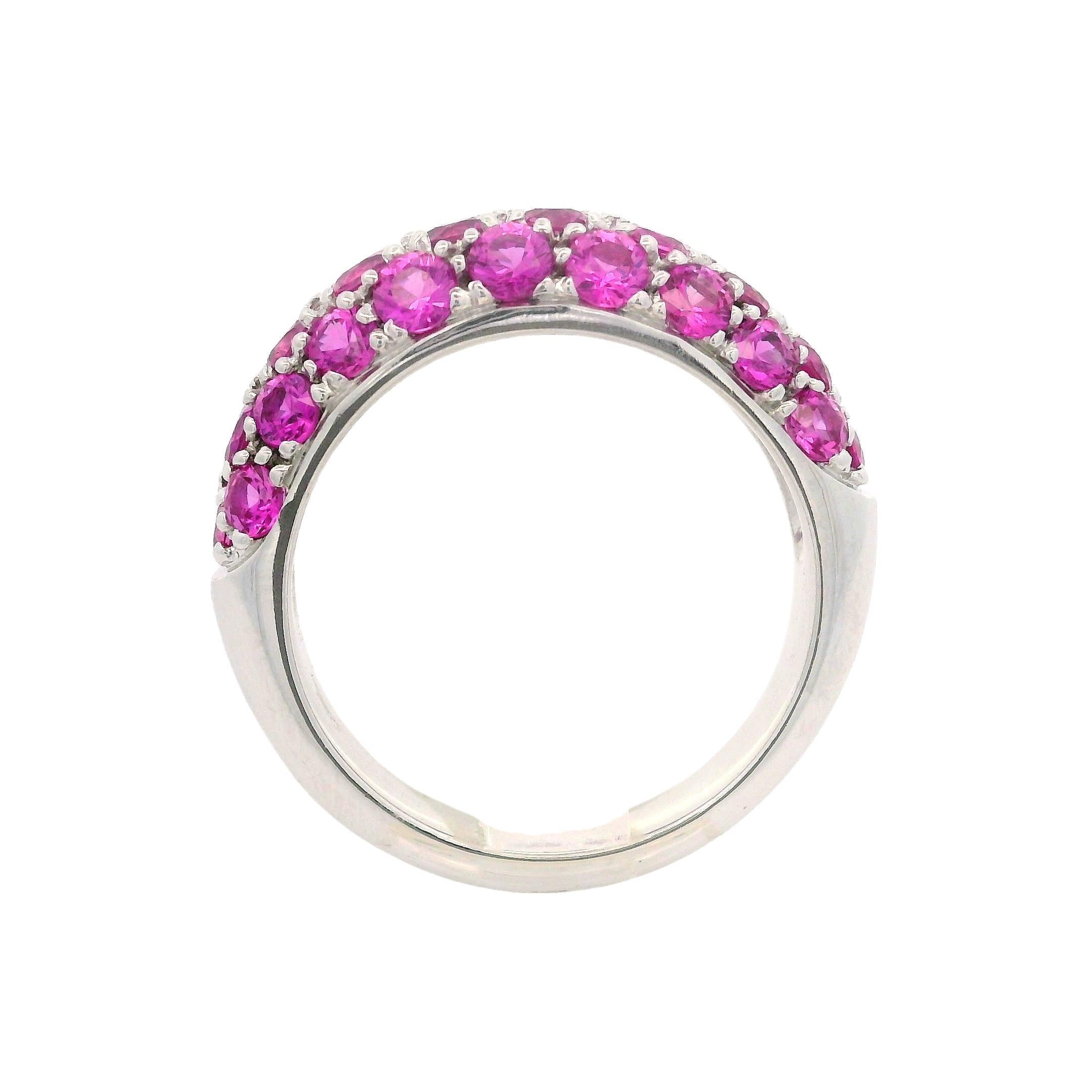 Anello in oro bianco 18 carati con zaffiro rosa vivido a 3 file con pavé a forma di cupola In condizioni ottime in vendita a Montclair, NJ