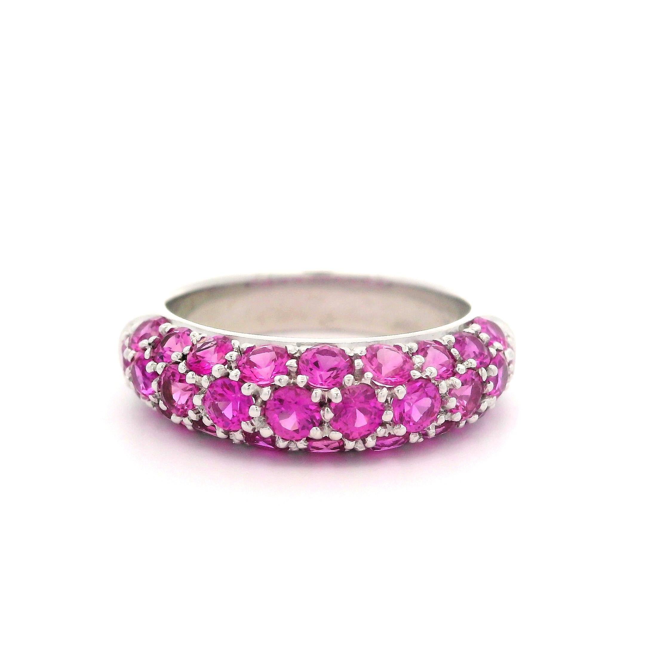Donna Anello in oro bianco 18 carati con zaffiro rosa vivido a 3 file con pavé a forma di cupola in vendita