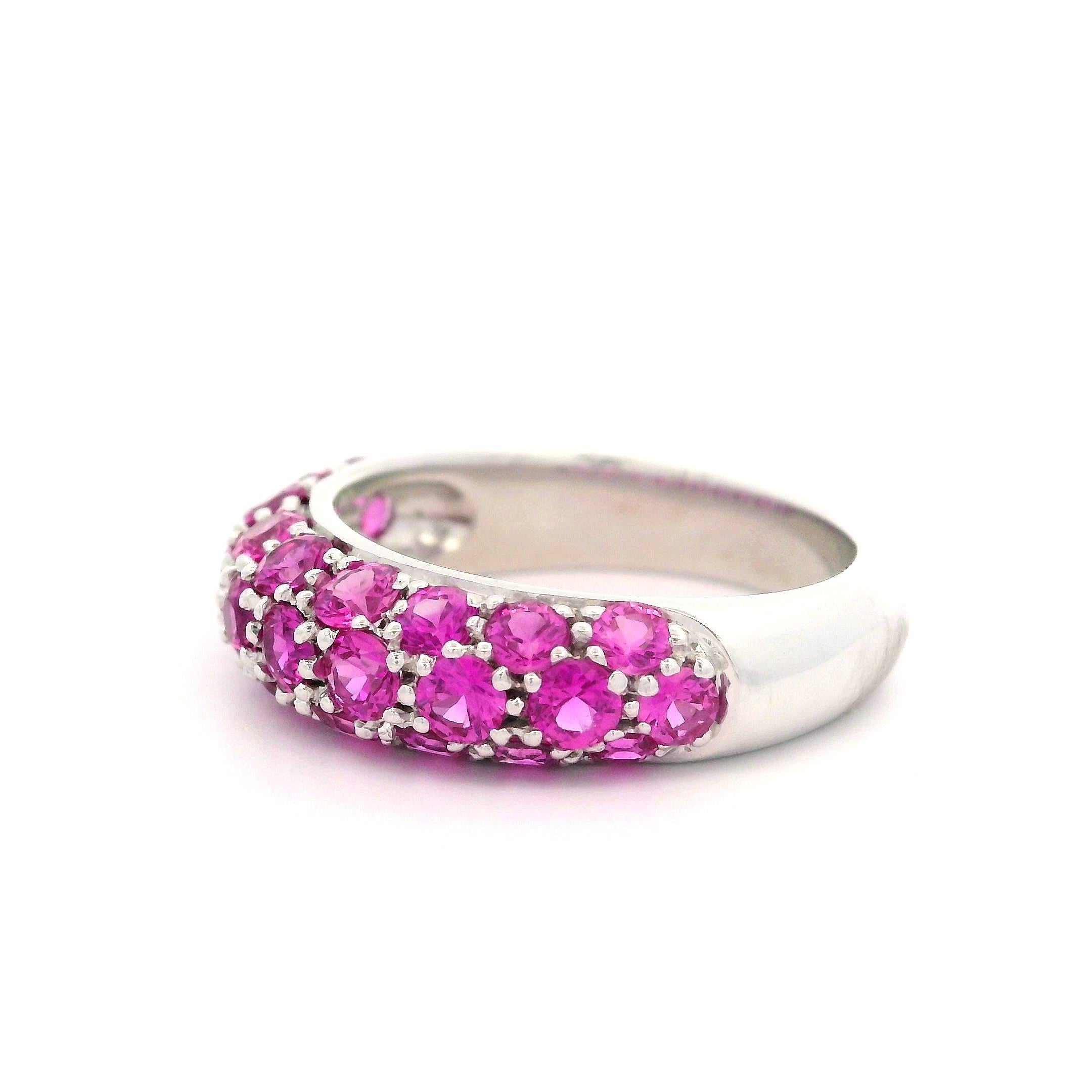 Anello in oro bianco 18 carati con zaffiro rosa vivido a 3 file con pavé a forma di cupola in vendita 2