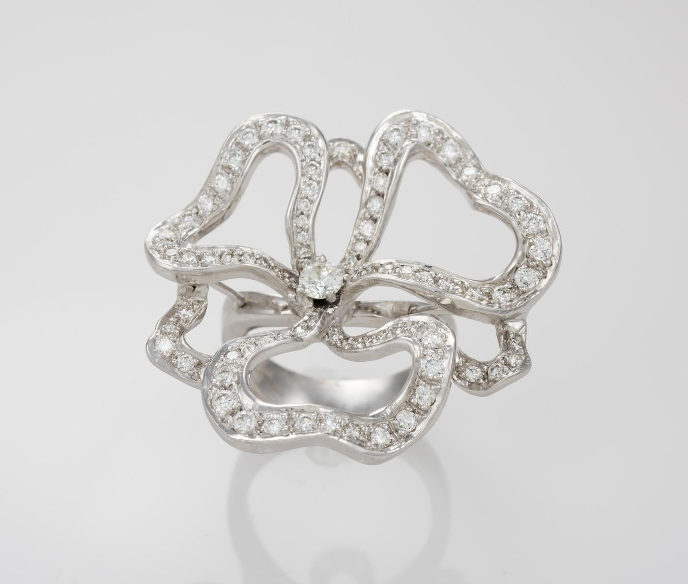 18 Karat Weißgold 2,25 Karat Diamant-Ring im freien Stil mit Schleifenring im Zustand „Gut“ in Laguna Beach, CA