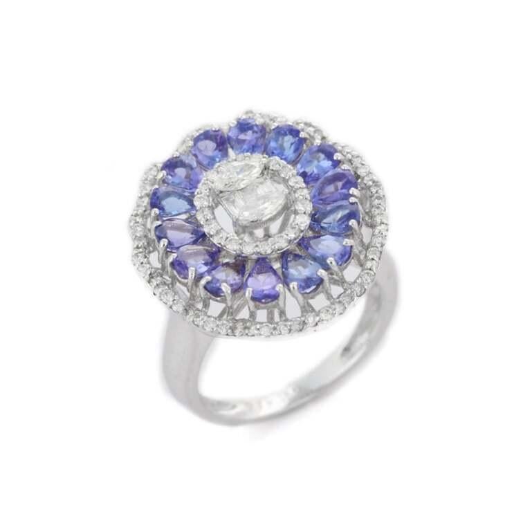 Anello nuziale floreale da cocktail in oro bianco 18 carati con 2,26 carati di zaffiro blu e diamanti In condizioni Nuovo in vendita a New York, NY