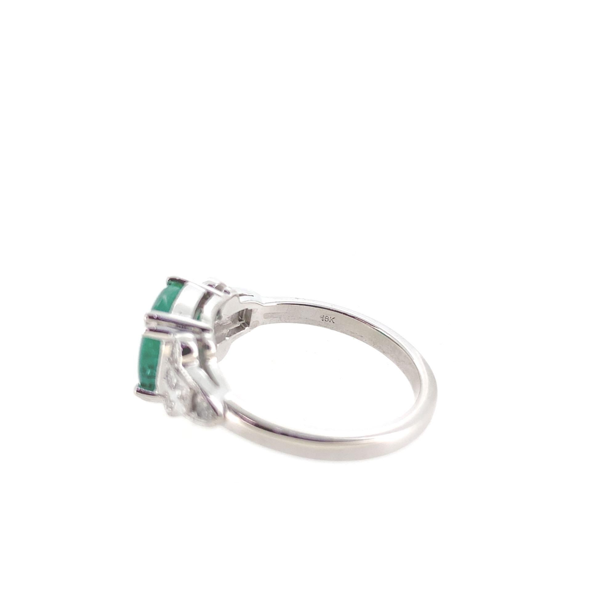 18K White Gold 2.27 carat Emerald and Diamond Ring size 6.5 For Sale 3