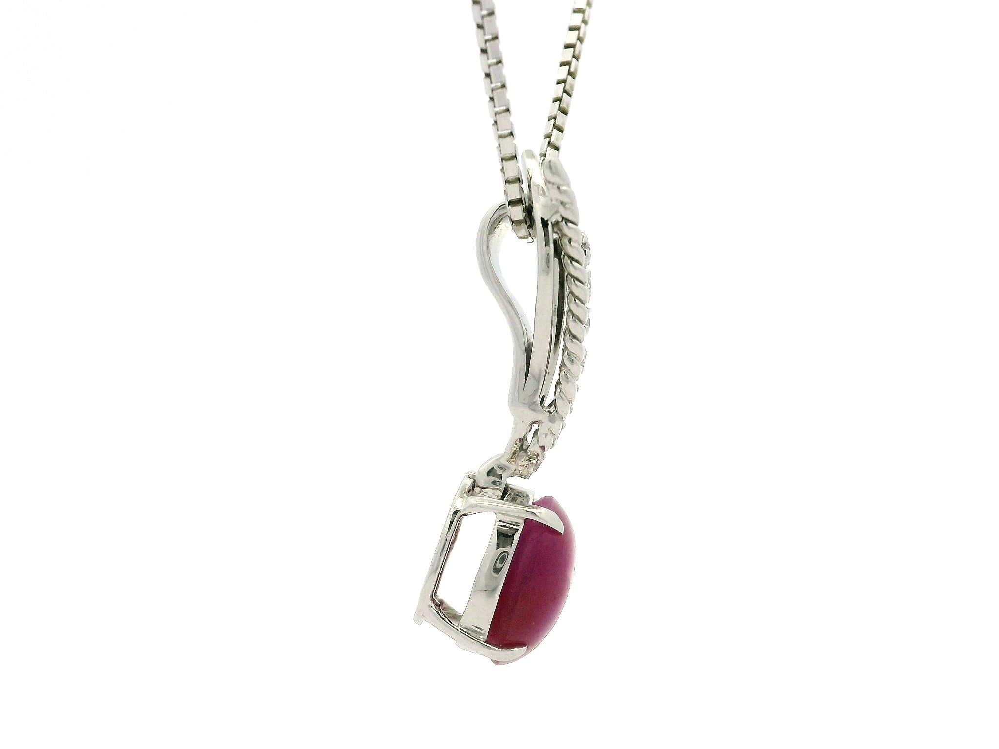 --Stein(e):--
(1) Natürlicher echter Sternrubin - ovaler Cabochon-Schliff - Zackenfassung - Farbe Rot - 8,6x7,2mm - 2,25ct (genau)
Zahlreiche natürliche echte Diamanten - runder Brillantschliff - Zackenfassung - schöne weiße Brillantfarbe - 0.04ctw