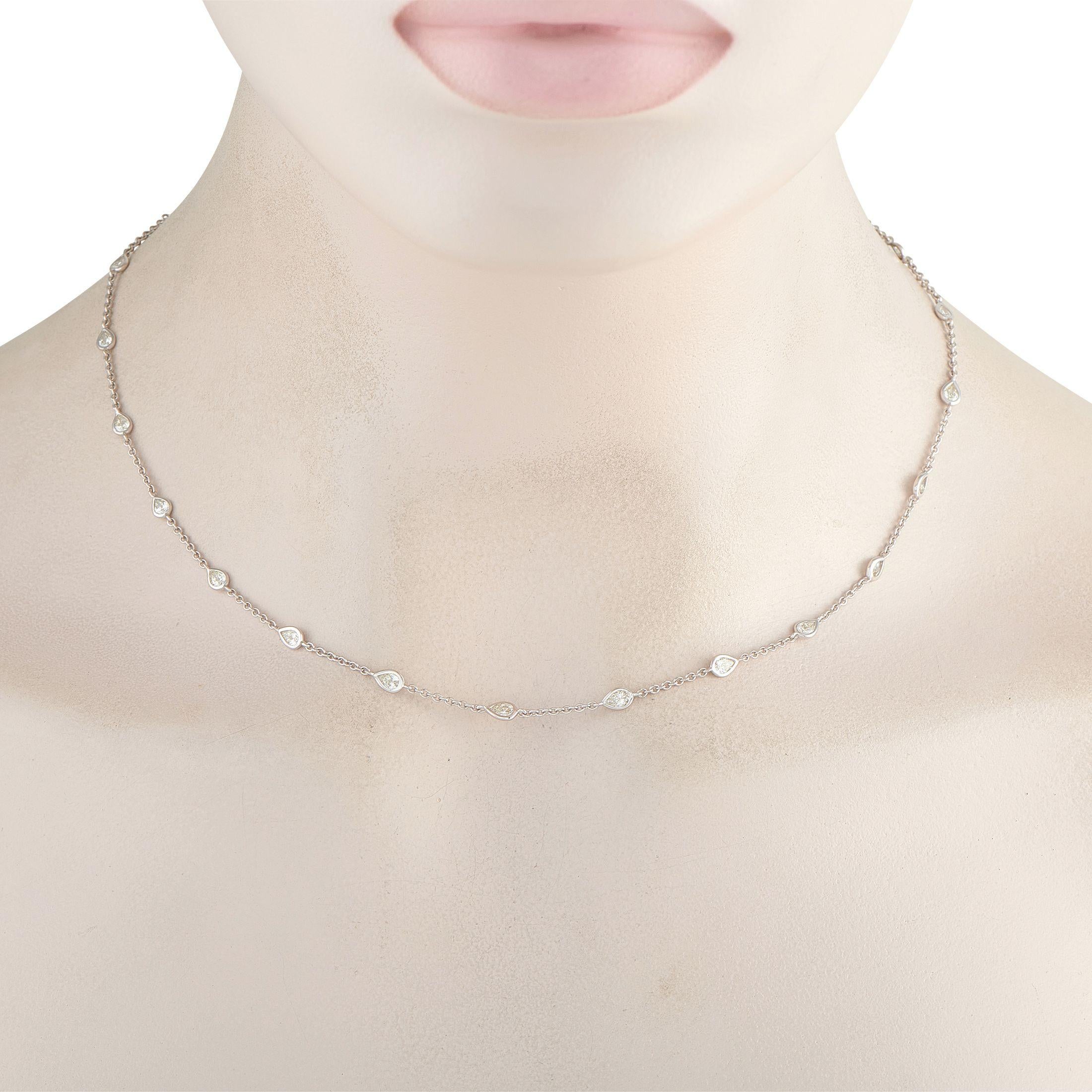 Con un brillo elegante y discreto, este collar de oro blanco de 18 quilates presenta diamantes en forma de lágrima engastados en biseles pulidos espaciados uniformemente a lo largo de la cadena de 17 pulgadas de largo. El diseño de la estación