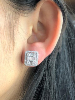18 Karat White Gold 2.33 Carat Diamond Emerald Cluster Earrings