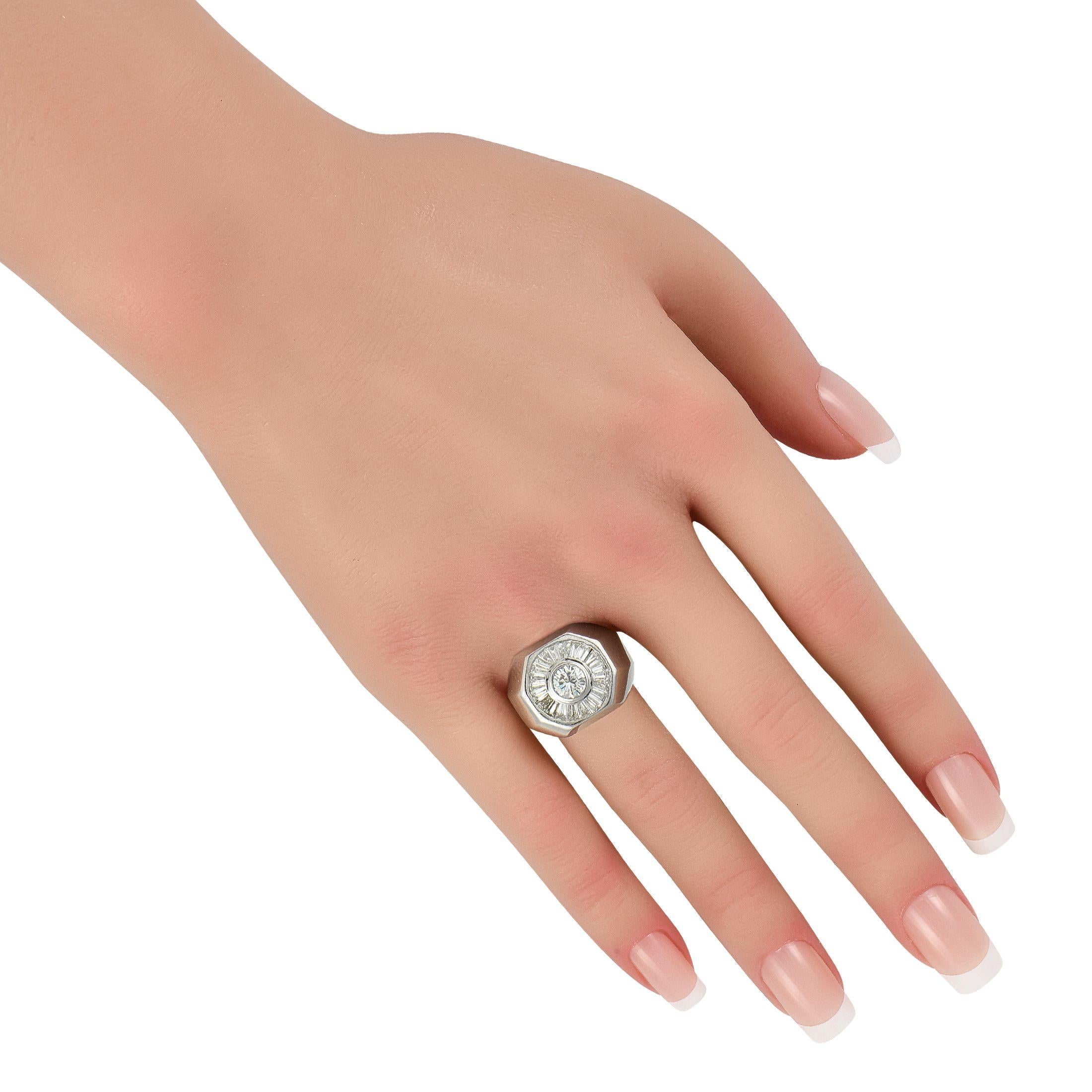 Taglio baguette Anello con diamante in oro bianco 18 carati da 2,38 carati in vendita