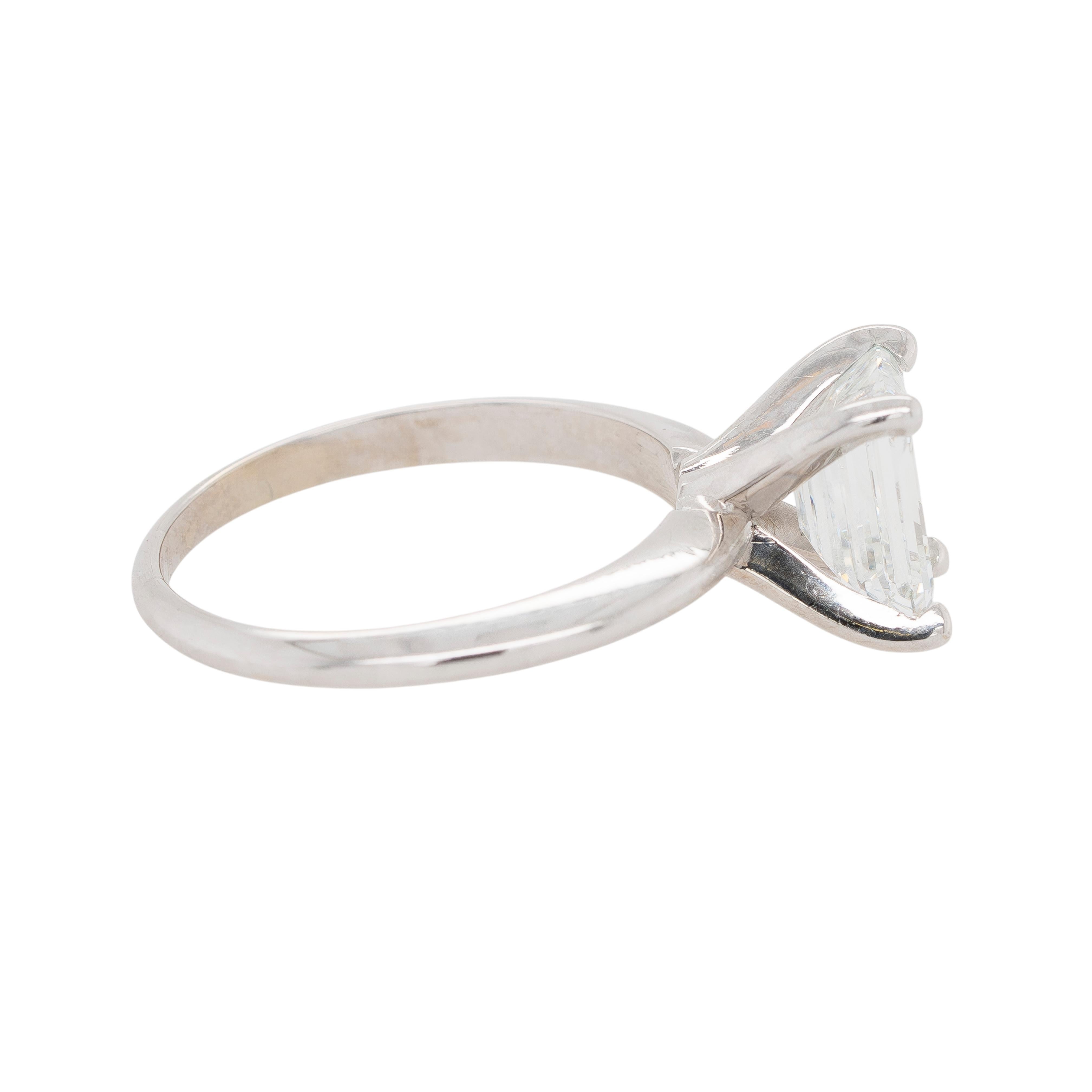 Anello di fidanzamento in oro bianco 18k con 2,40ct di diamanti taglio smeraldo certificati GIA. Questo raffinato anello di fidanzamento mette in mostra un sorprendente diamante taglio smeraldo da 2,40 carati, certificato GIA (Rapporto #6214644875).