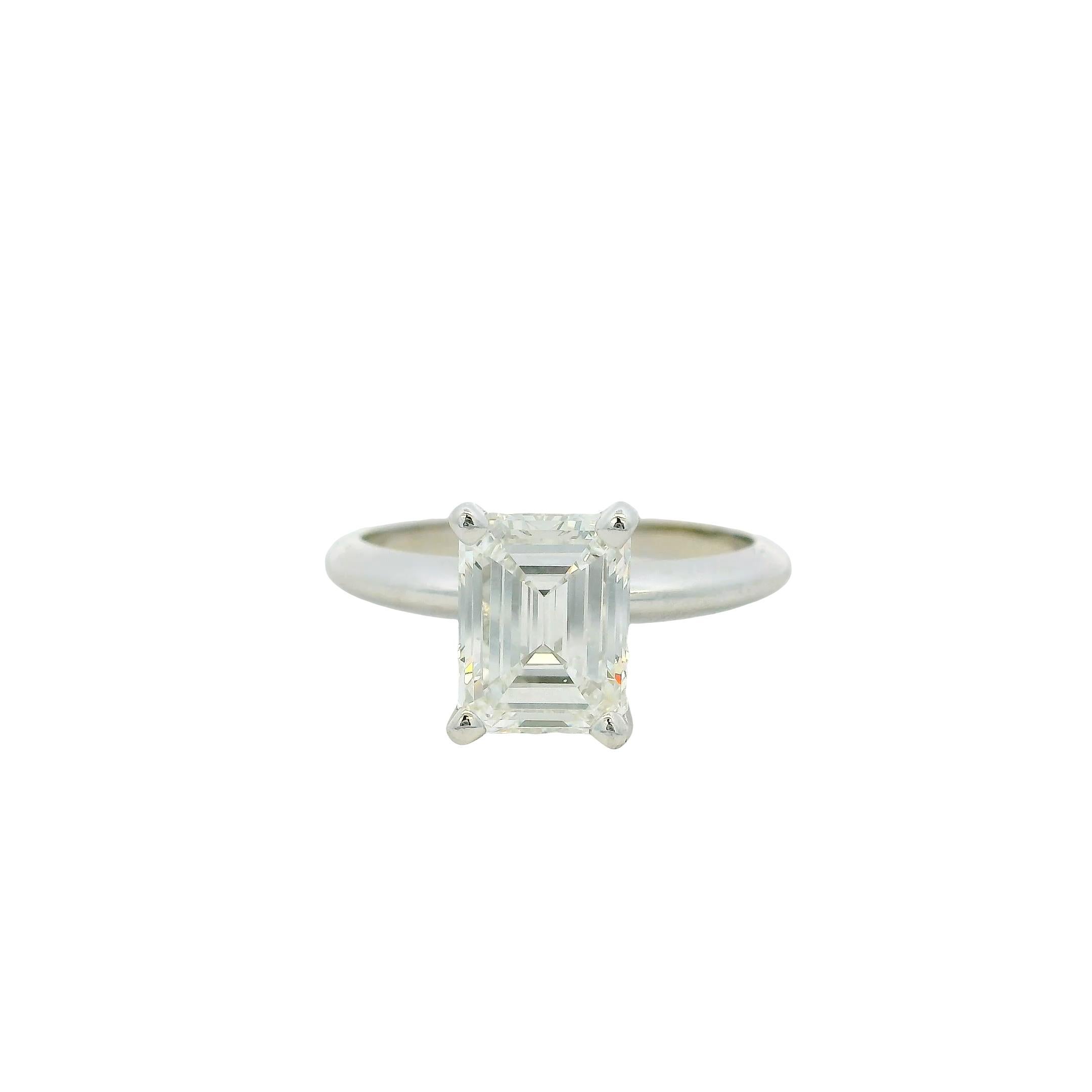 Anillo de compromiso de oro blanco de 18k con diamante de talla esmeralda certificado por el GIA de 2,40 ct. Este refinado anillo de compromiso exhibe un llamativo diamante talla esmeralda de 2,40 quilates, certificado por el GIA (Informe nº