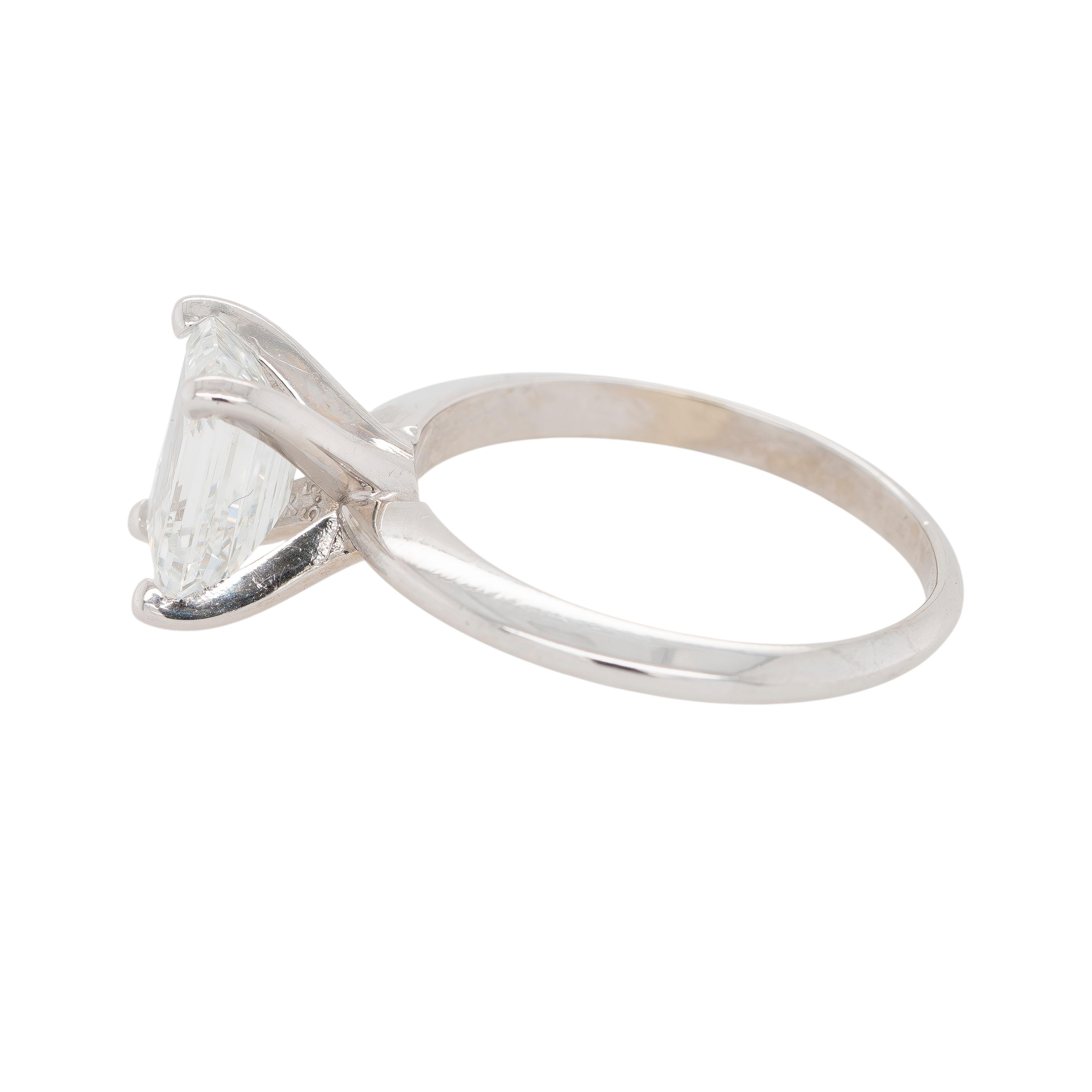 Taglio smeraldo Anello di fidanzamento in oro bianco 18k con diamante taglio smeraldo certificato GIA da 2,40 carati in vendita