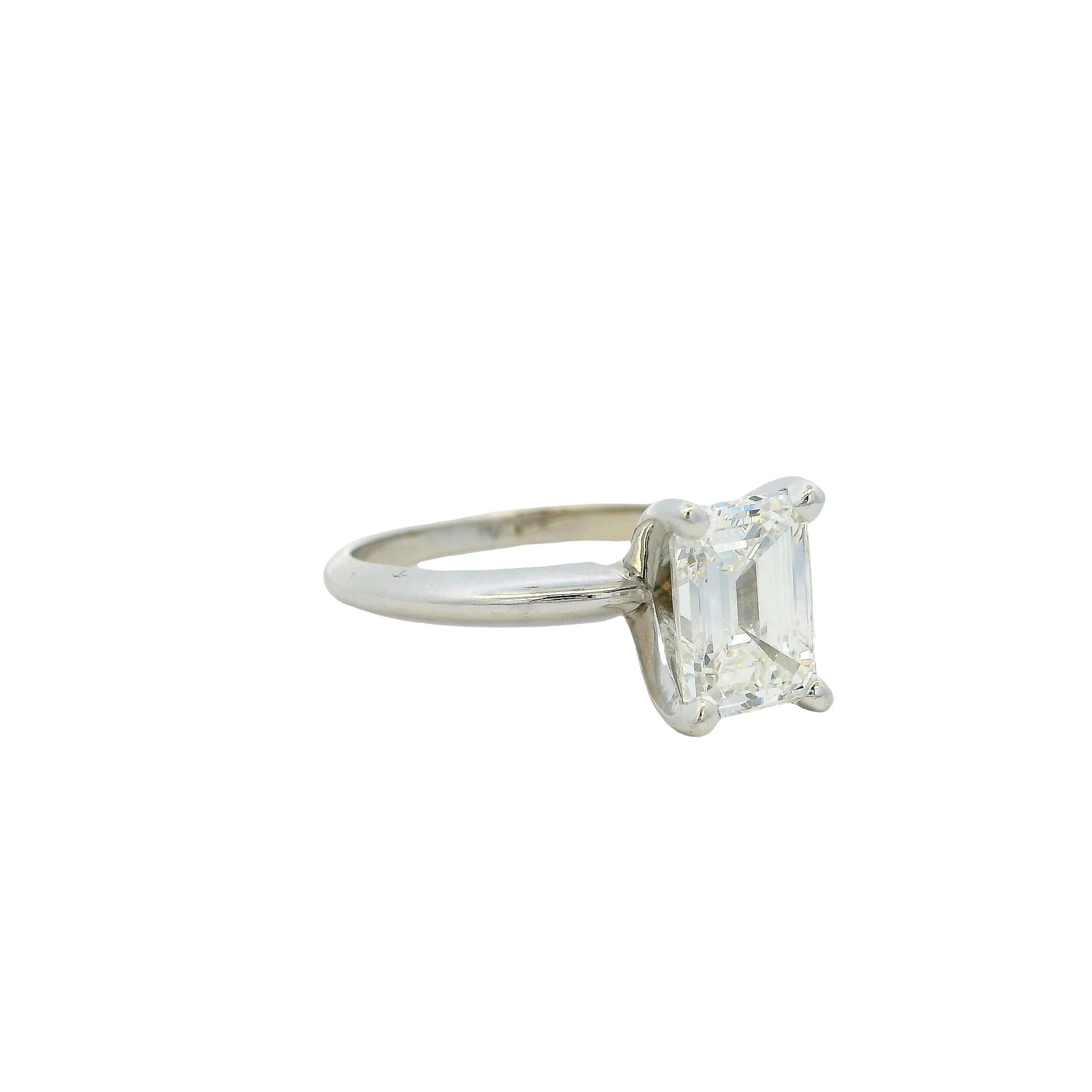 Anillo de compromiso de oro blanco de 18 quilates con diamante talla esmeralda certificado por el GIA de 2,40 ct Moderno en venta