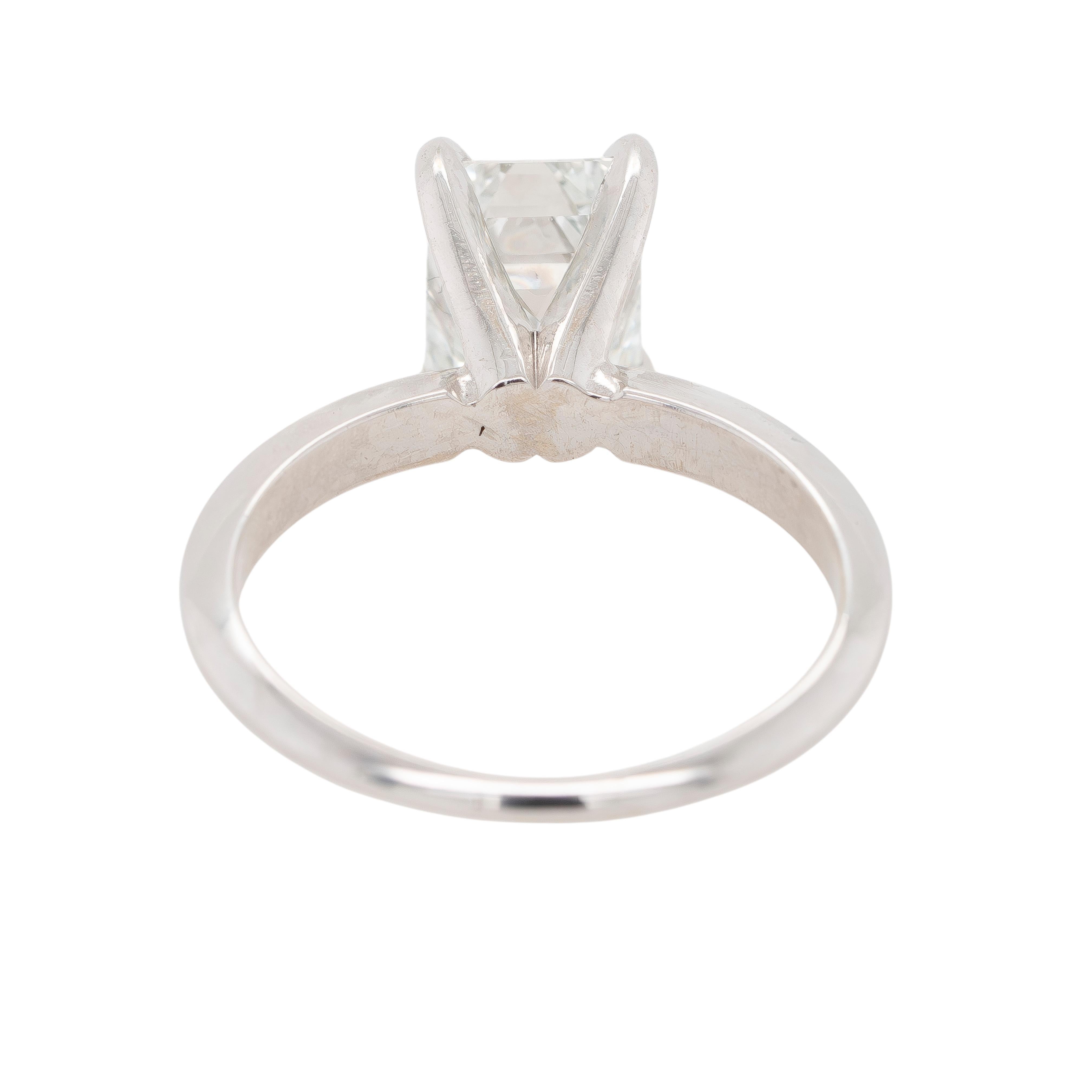 Anello di fidanzamento in oro bianco 18k con diamante taglio smeraldo certificato GIA da 2,40 carati In condizioni Nuovo in vendita a Boca Raton, FL
