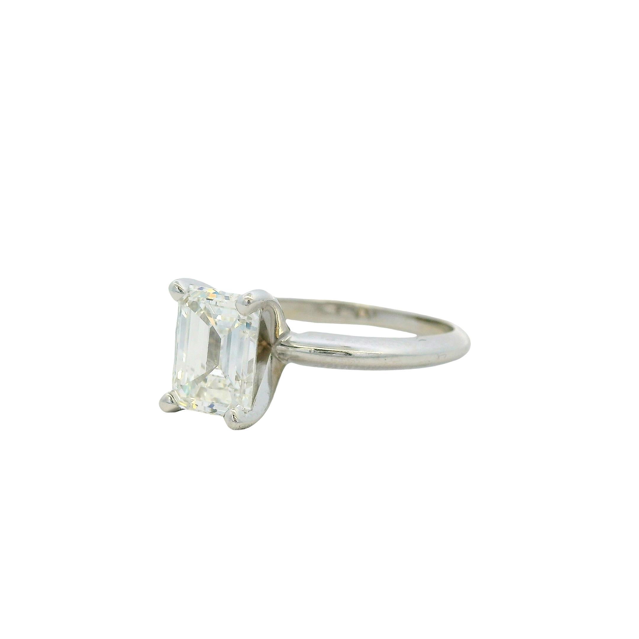Anillo de compromiso de oro blanco de 18 quilates con diamante talla esmeralda certificado por el GIA de 2,40 ct Corte esmeralda en venta