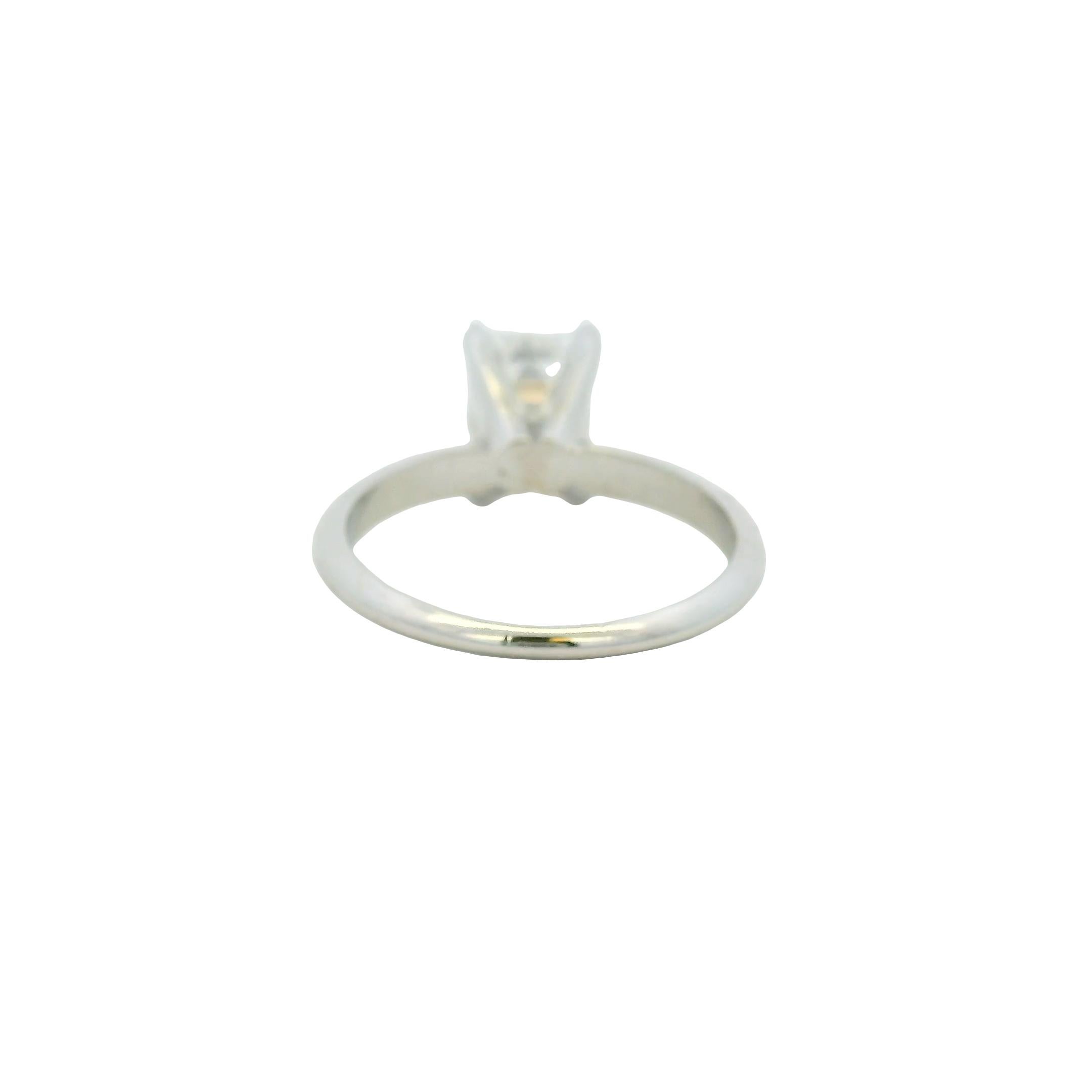 Anillo de compromiso de oro blanco de 18 quilates con diamante talla esmeralda certificado por el GIA de 2,40 ct en Nuevo estado para la venta en Boca Raton, FL