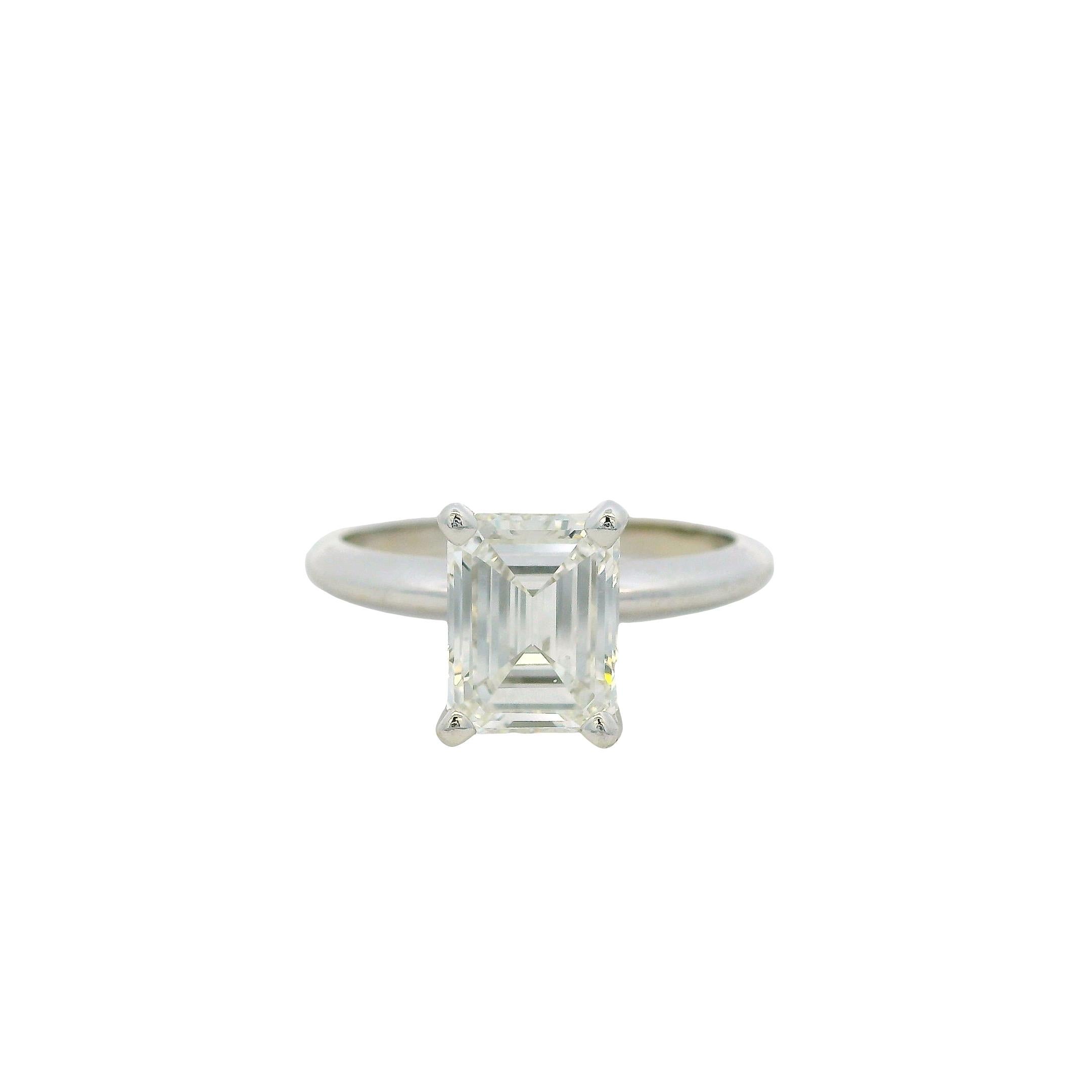 Anillo de compromiso de oro blanco de 18 quilates con diamante talla esmeralda certificado por el GIA de 2,40 ct en venta 1