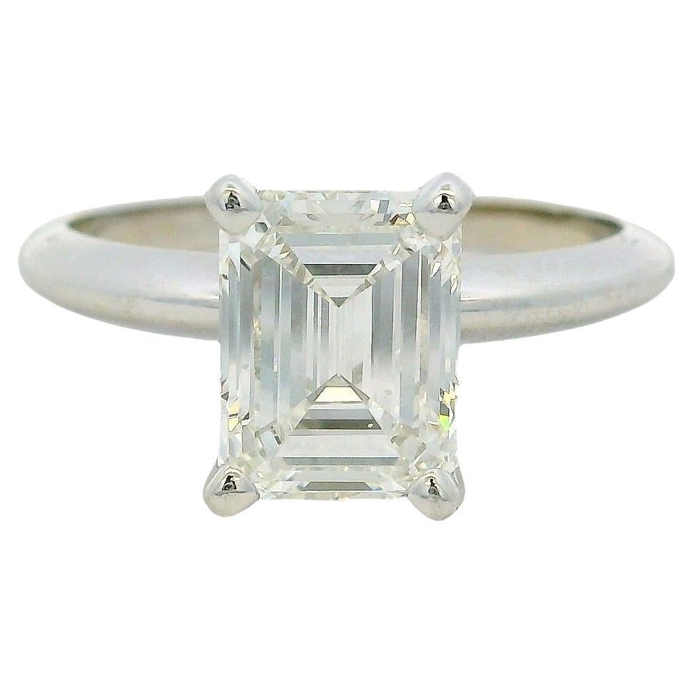 Anillo de compromiso de oro blanco de 18 quilates con diamante talla esmeralda certificado por el GIA de 2,40 ct en venta
