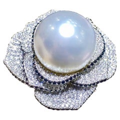 Anello con diamante e perla dei mari del sud di Aurora, con corona radiosa.