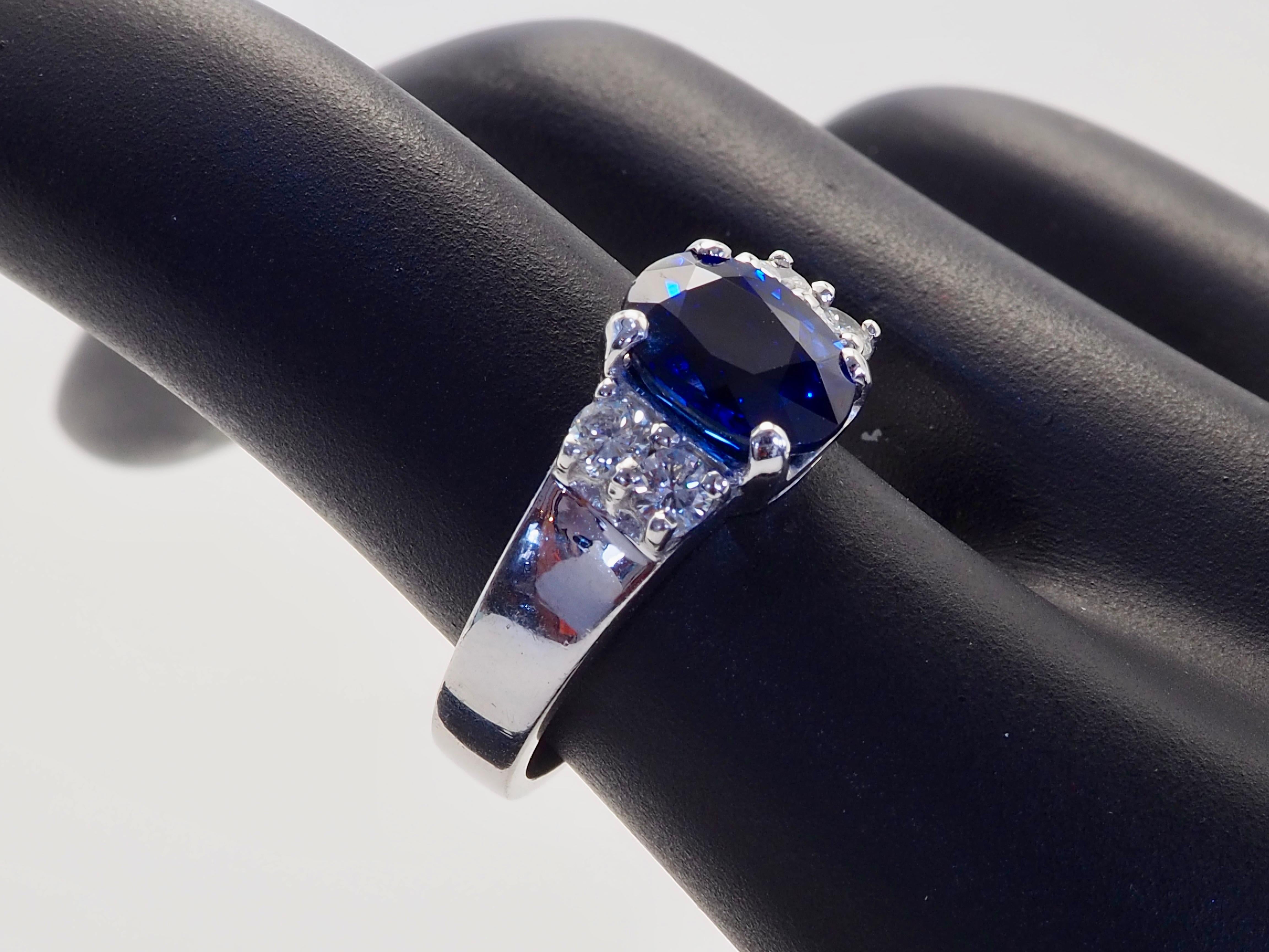 Bague en or blanc 18 carats, saphir bleu Vivid de 2,46 carats et diamant de 0,34 carats en vente 5