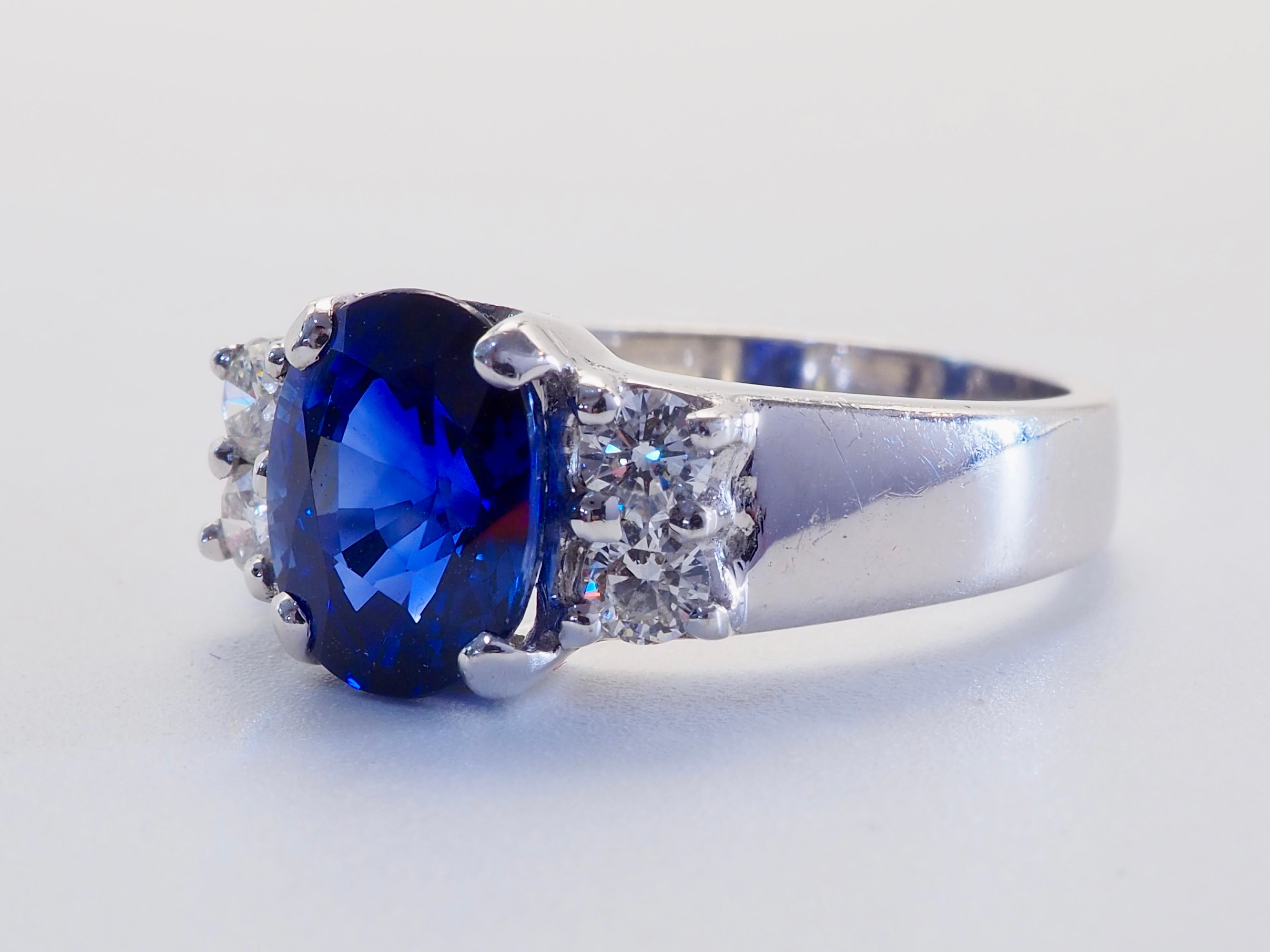 Cette magnifique bague à anneau épais est ornée d'un saphir bleu de taille ovale d'une beauté stupéfiante ! Le saphir a quelques inclusions naturelles avec de la soie apparaissant nuageuse à certains endroits - très beau. Un saphir d'un bleu presque