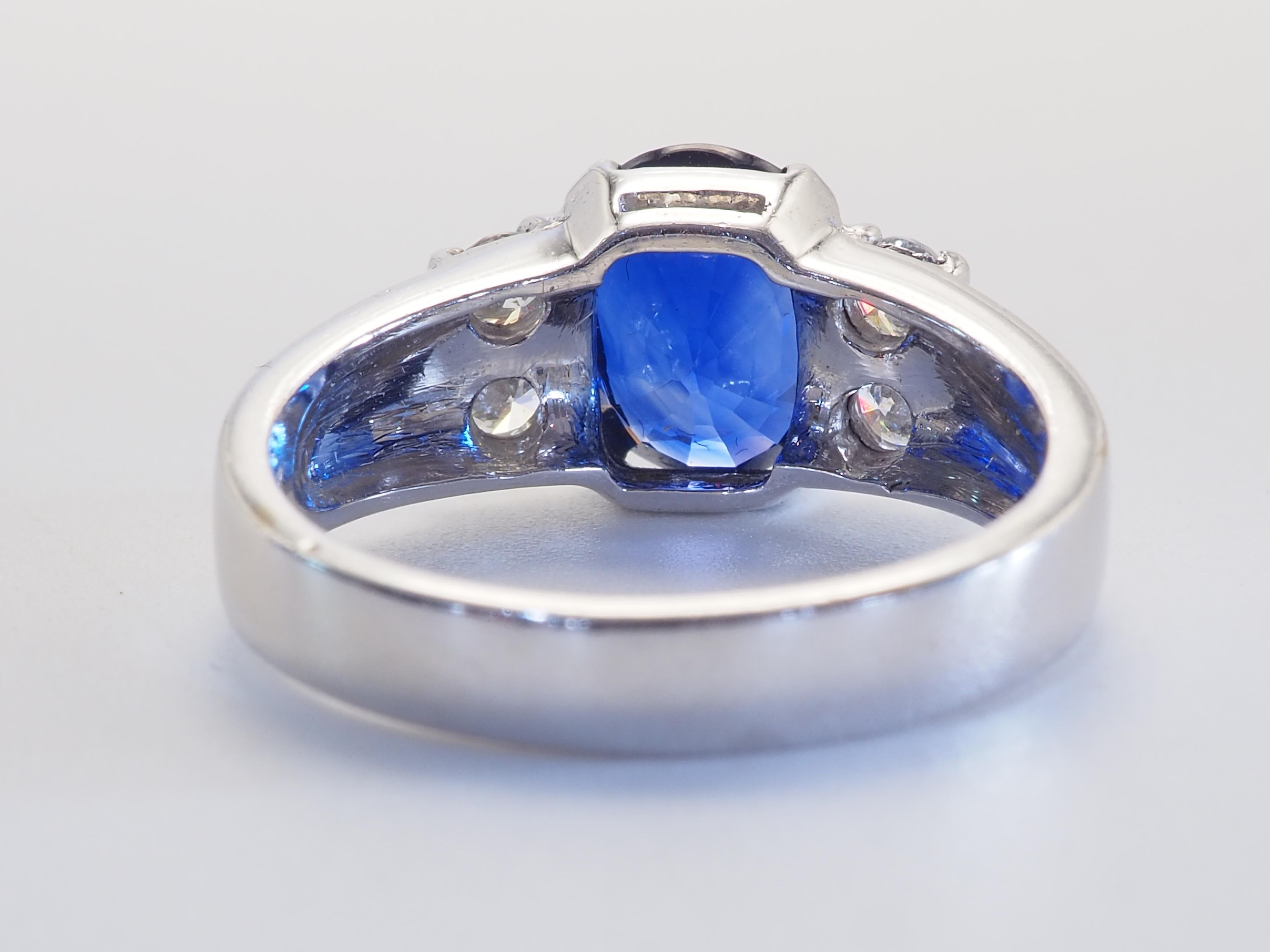 Taille ovale Bague en or blanc 18 carats, saphir bleu Vivid de 2,46 carats et diamant de 0,34 carats en vente