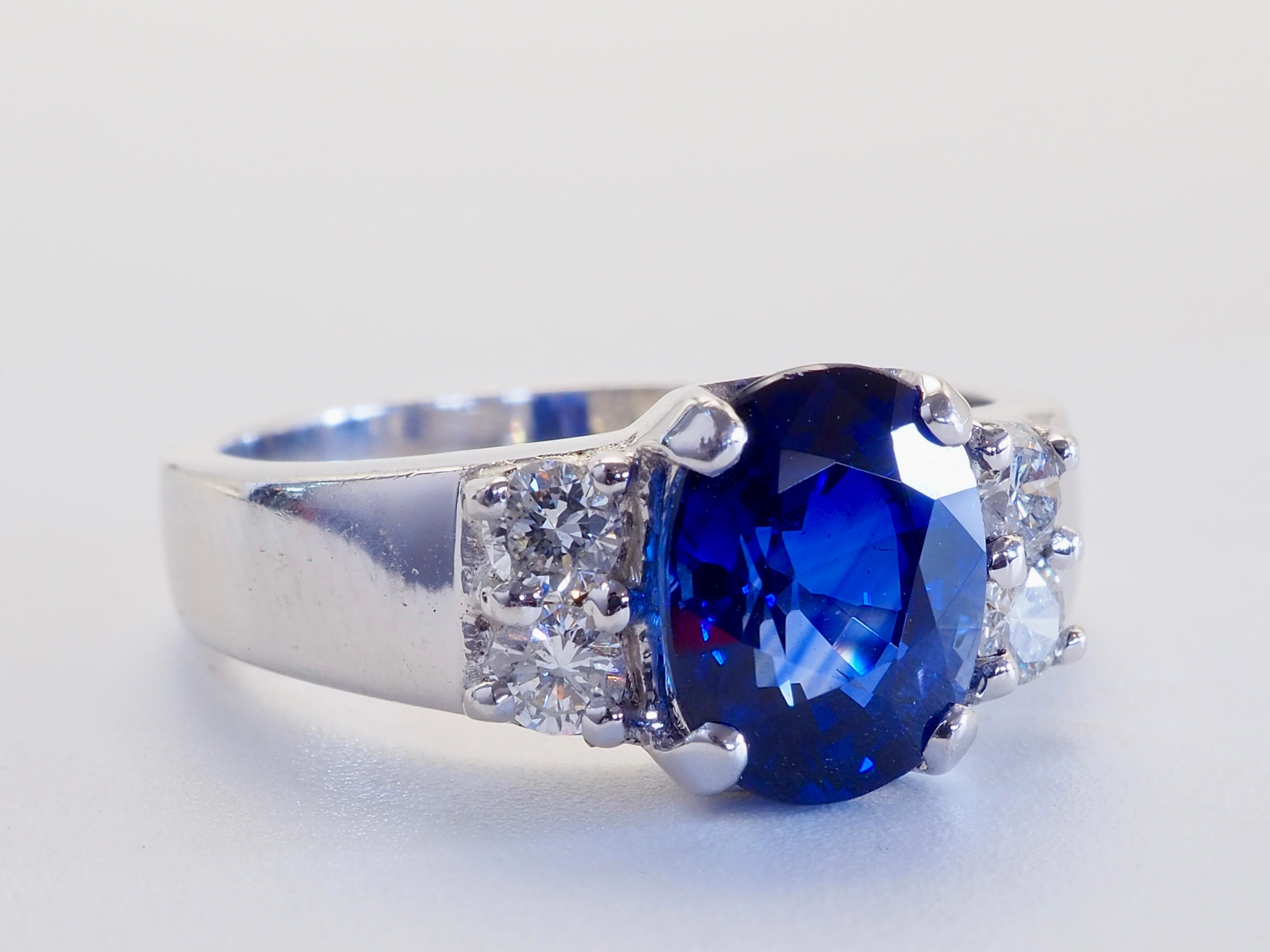 Bague en or blanc 18 carats, saphir bleu Vivid de 2,46 carats et diamant de 0,34 carats Neuf - En vente à เกาะสมุย, TH